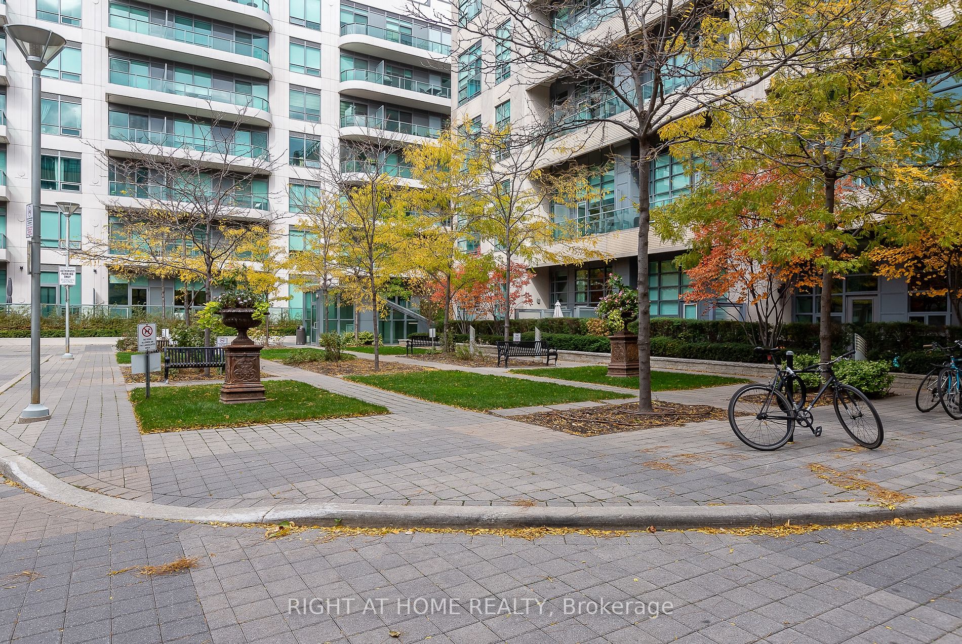 380 Macpherson Ave 306