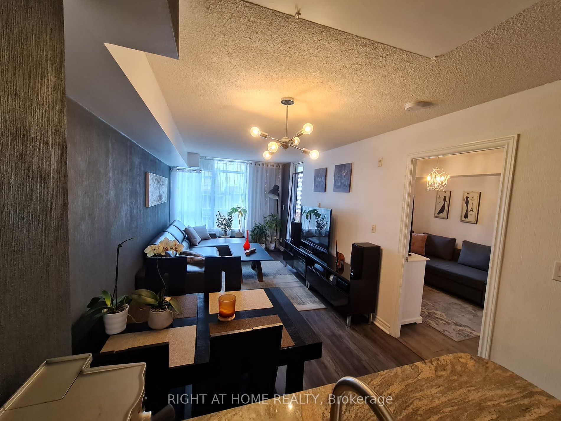 225 E Wellesley St 809