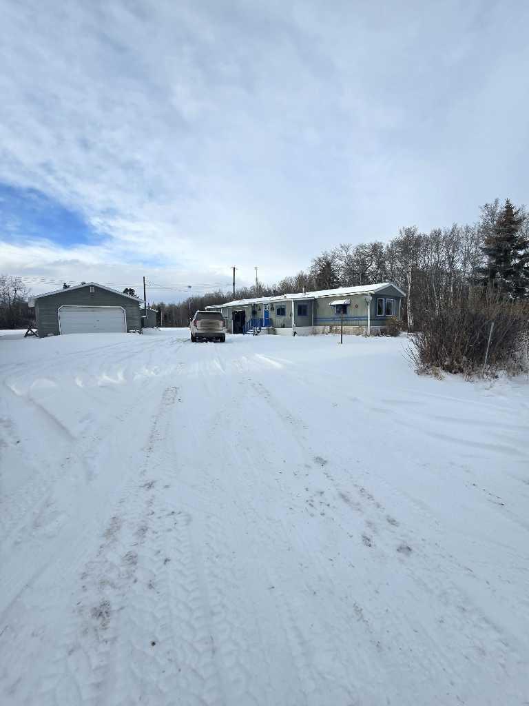 This 1990 mobile home offers approx 1,152 square feet of living space with 3 bedrooms and 1.5 bathrooms, sitting on a generous 14,375 sq ft lot. The double detached garage is heated and includes a workshop area, perfect for projects, storage, or hobby use. You’ll also find room to park an RV or trailer with ease. The home is serviced by a private well, septic tank, and field system. It does need work and finishing touches, but the potential is real for the right buyer looking to build equity or invest. Located in Hespero, just a 35-minute drive to Red Deer, this property delivers space, utility, and rural privacy with town access nearby.