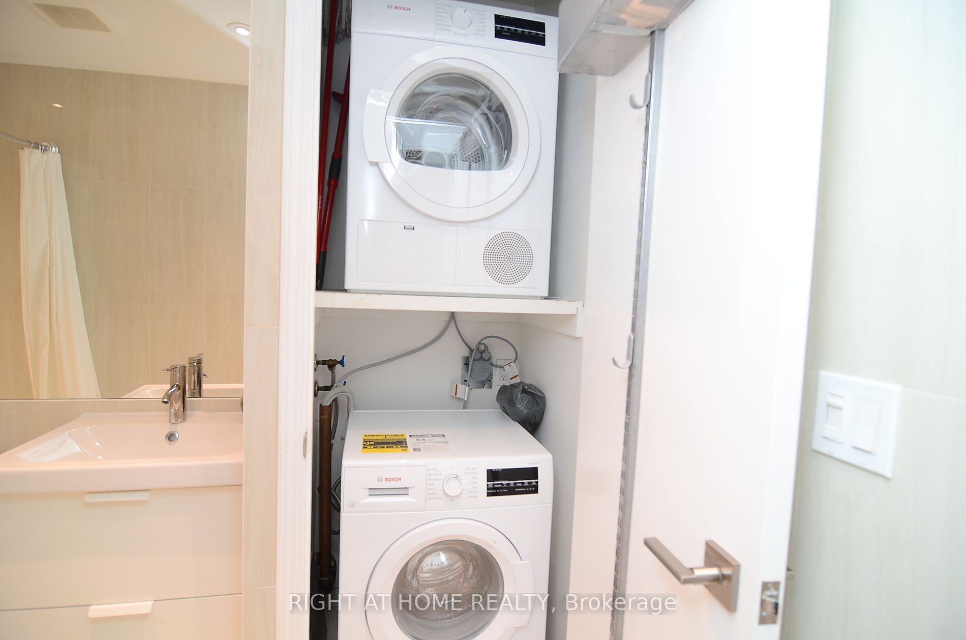 7 E King St 716