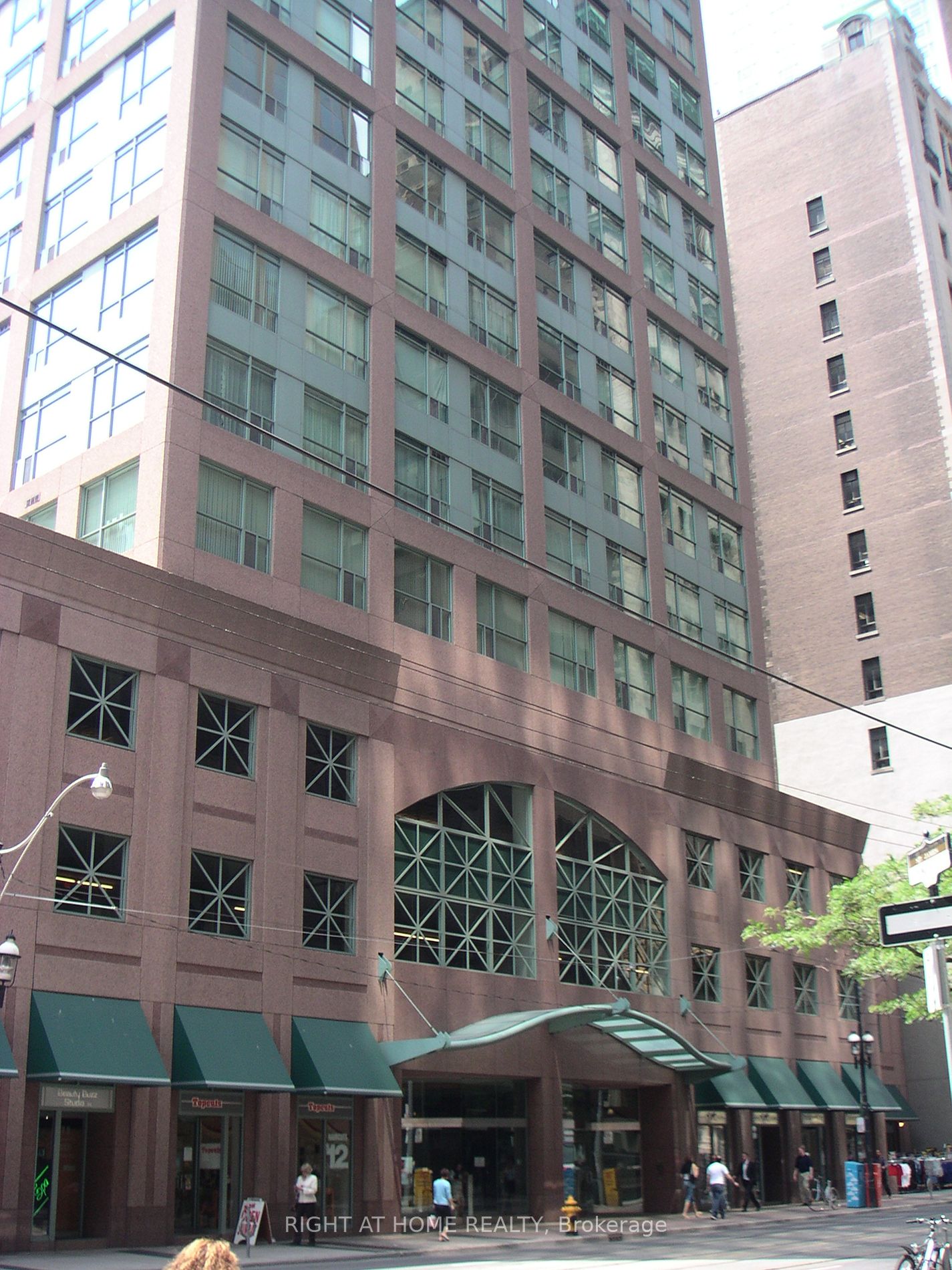 7 E King St 1215