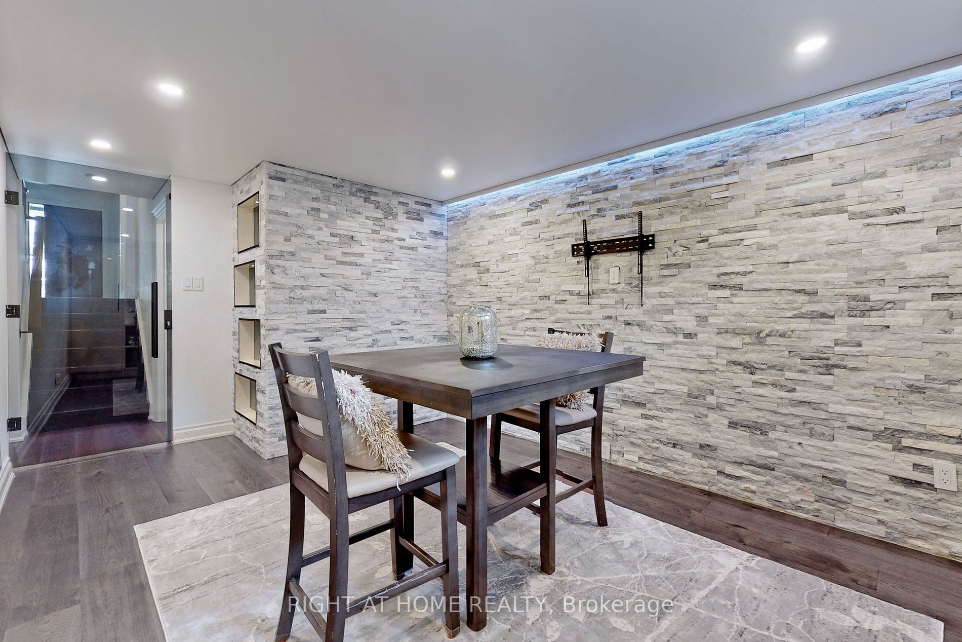 3072 Lenester Dr