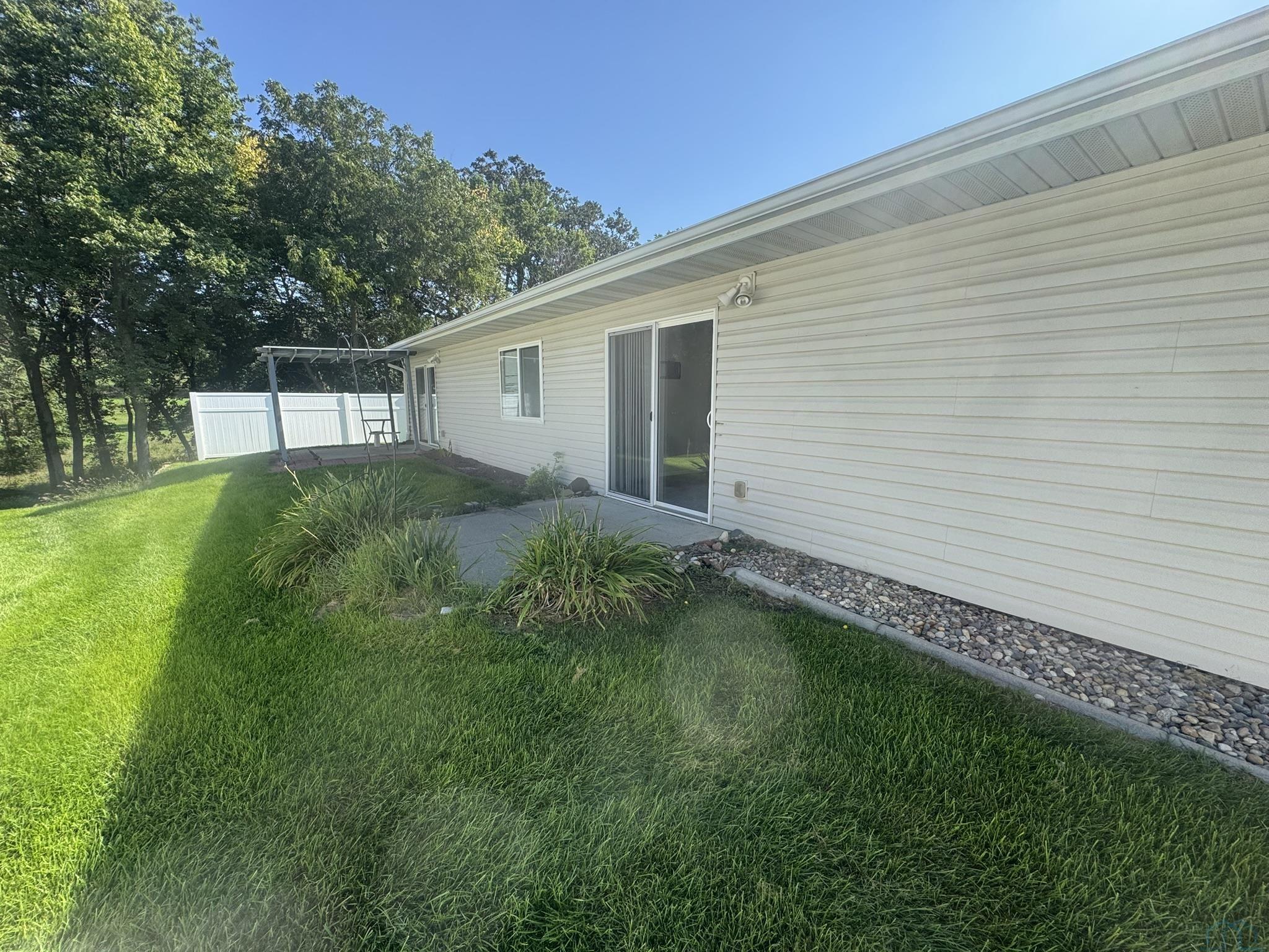 1100 Meadow View 2