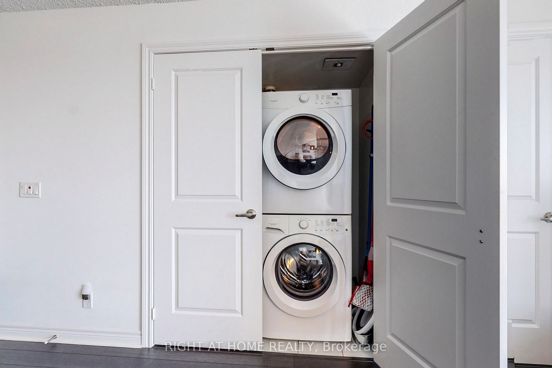 50 Town Centre Crt 1911