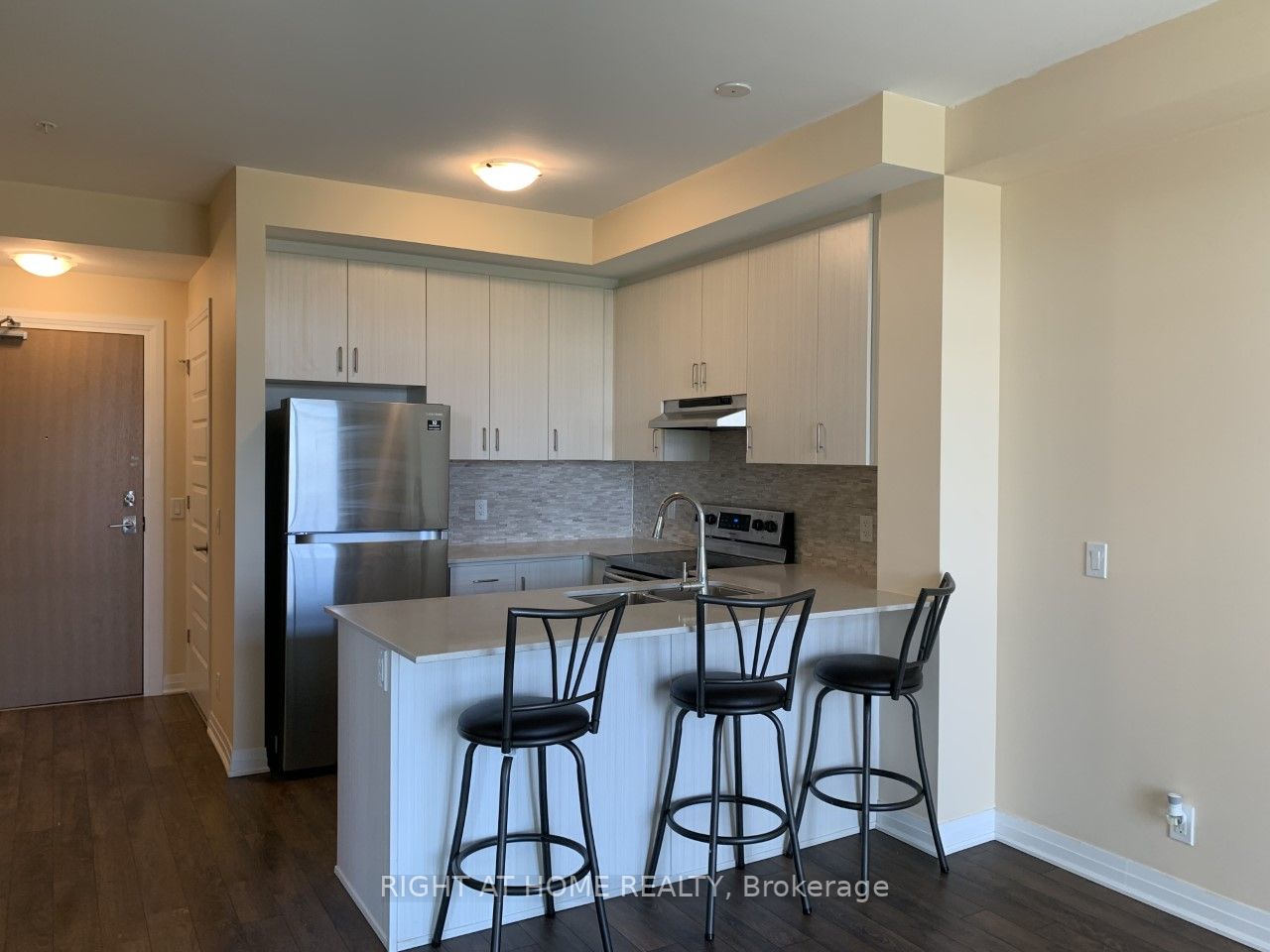1105 E Leger Way 527