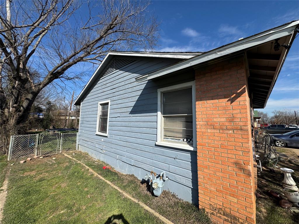 Investor's Dream or Perfect Fixer for a Homeowner – Owner Financing Available!
3-bedroom, 1-bath home with 950 sqft of potential is ready for your vision! Whether you're an investor seeking your next profitable flip or a homeowner wanting to add your personal touch, this property is the perfect opportunity. Located on a spacious lot with a large yard, there’s plenty of room for outdoor living, gardening, or future expansion. Inside, you’ll find a functional layout that offers endless possibilities for customization.