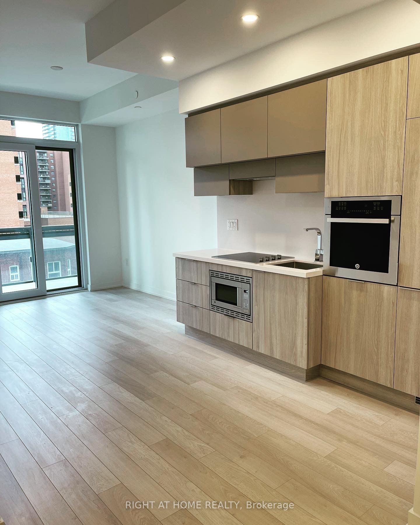 39 Roehampton Ave 314