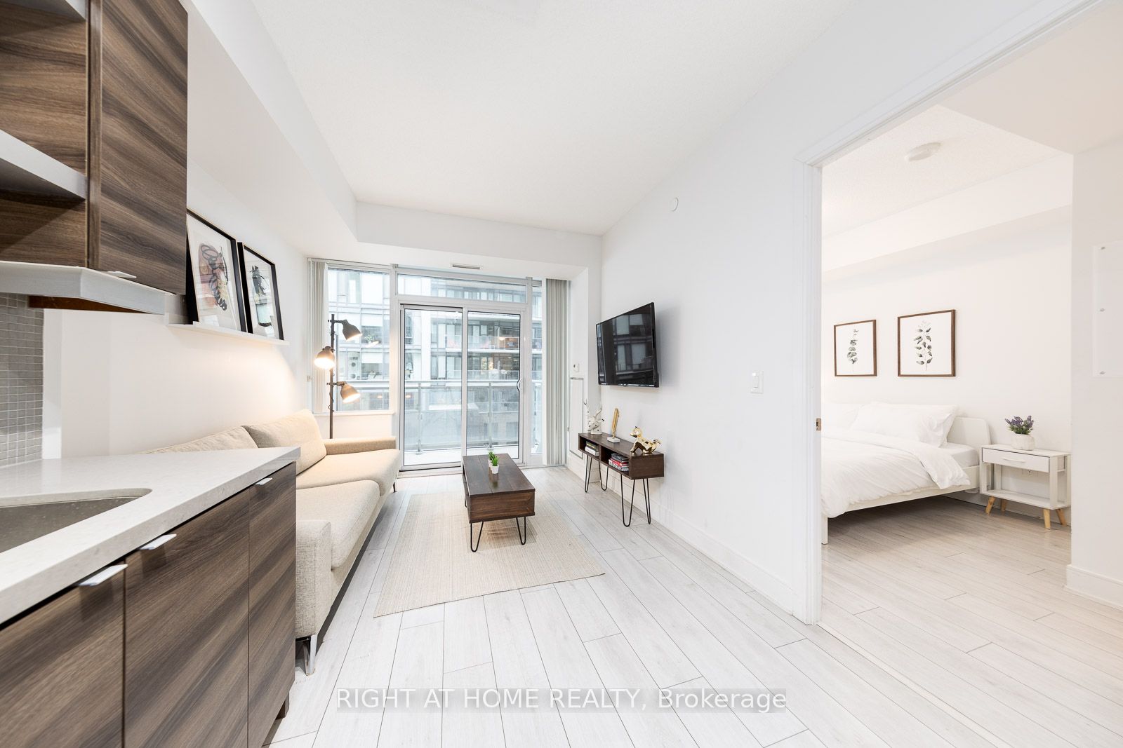 525 W Adelaide St 932