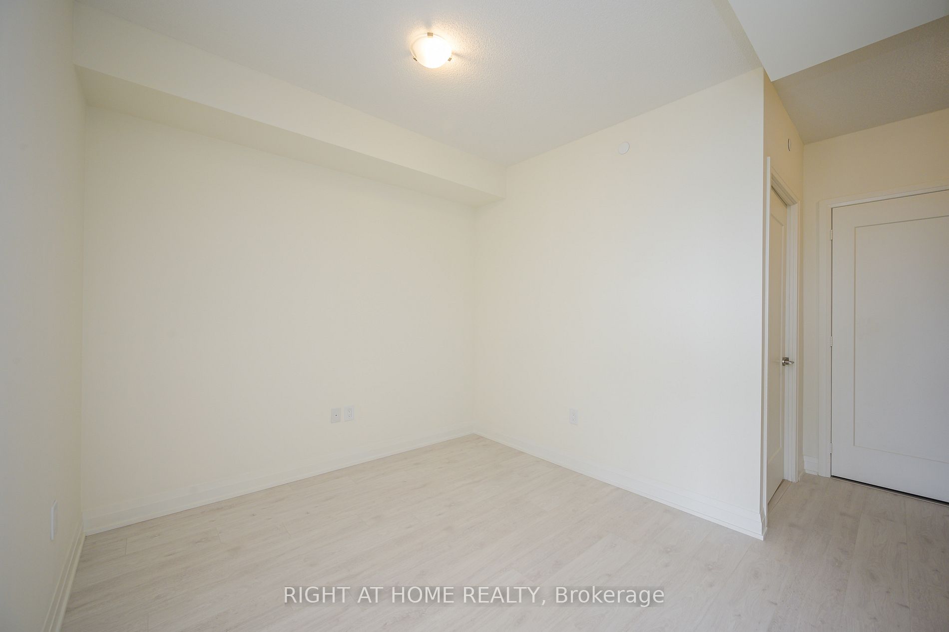 509 W Dundas St 605