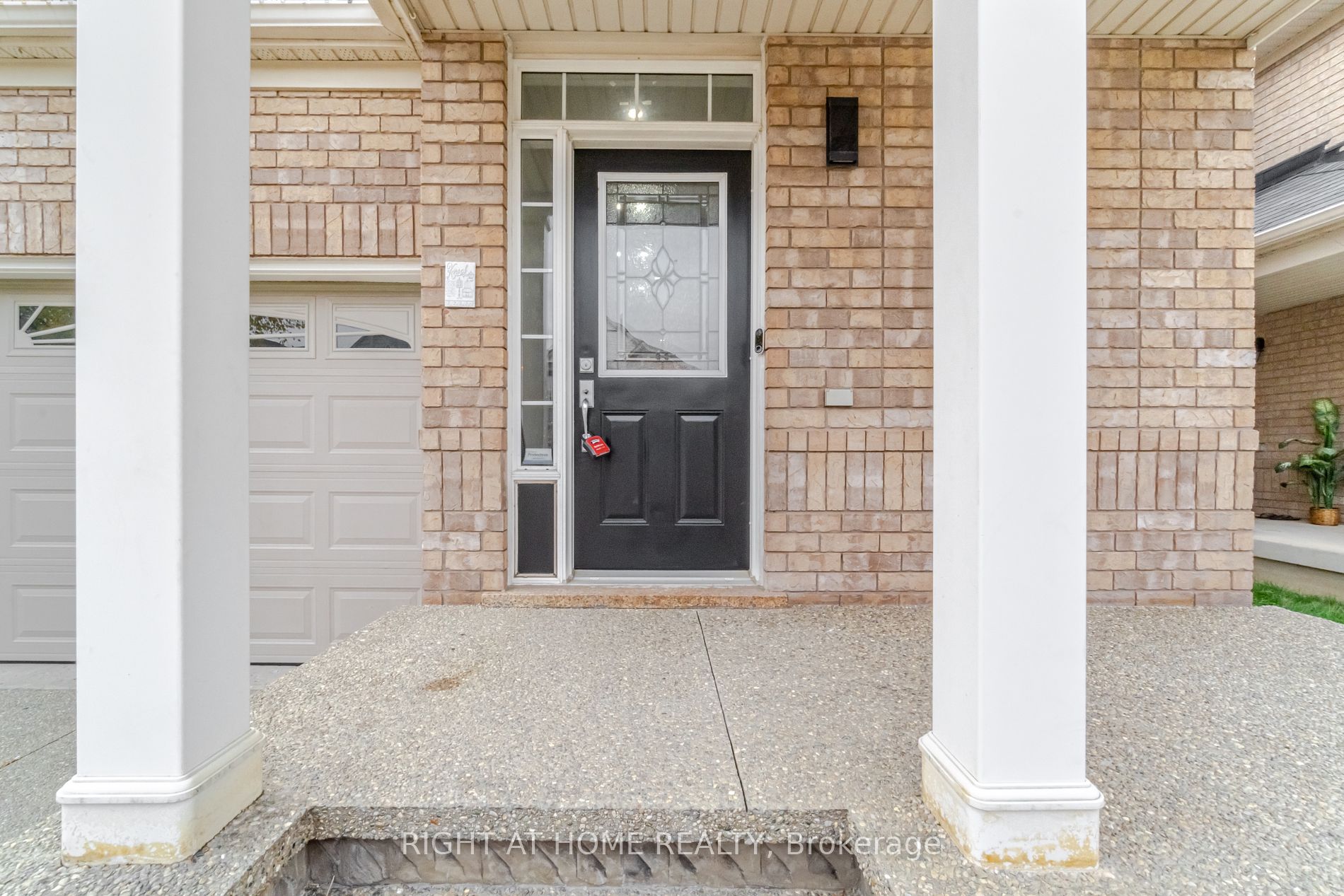 19 W Dehaviland Cres