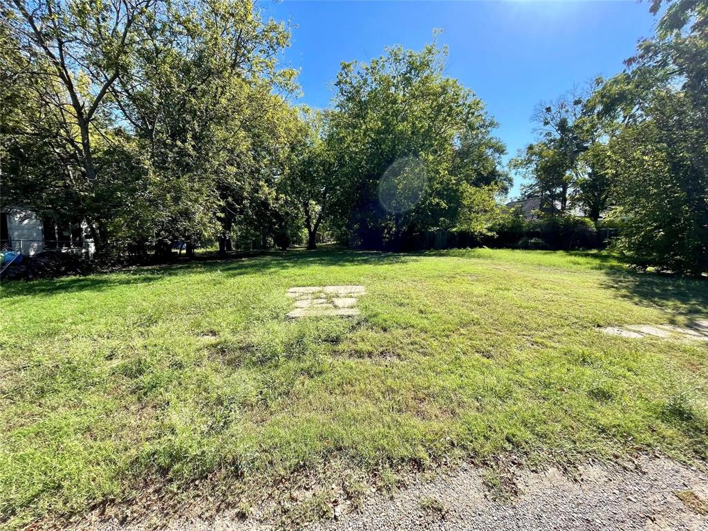 Great residential lot walking distance to downtown. It's ready for the builder to get started! Lot is approximately 50 feet of frontage and 281 feet deep.
