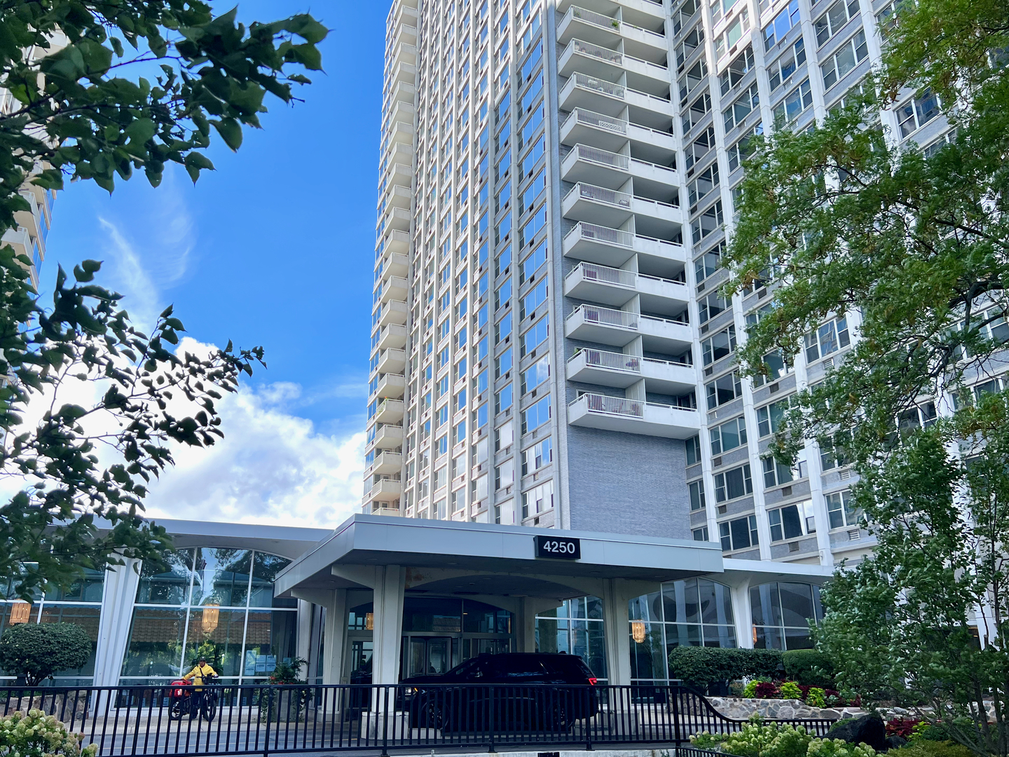 Junior 1 bedroom with amazing  North View.All furnitue included. Freshly Painted. Stainless steel appliances. Full Amenity Building Door People, Security,  Grocery, Bakery, Receiving Room, Guest Hotel Rooms,Door People, Gym, Pool, Receiving Room, Party Room, RCN Wifi & Cable, Gardens, Walking Distance to Lake, Parks and Shopping. Electric bill averages $20. monthly. Pet Friendly