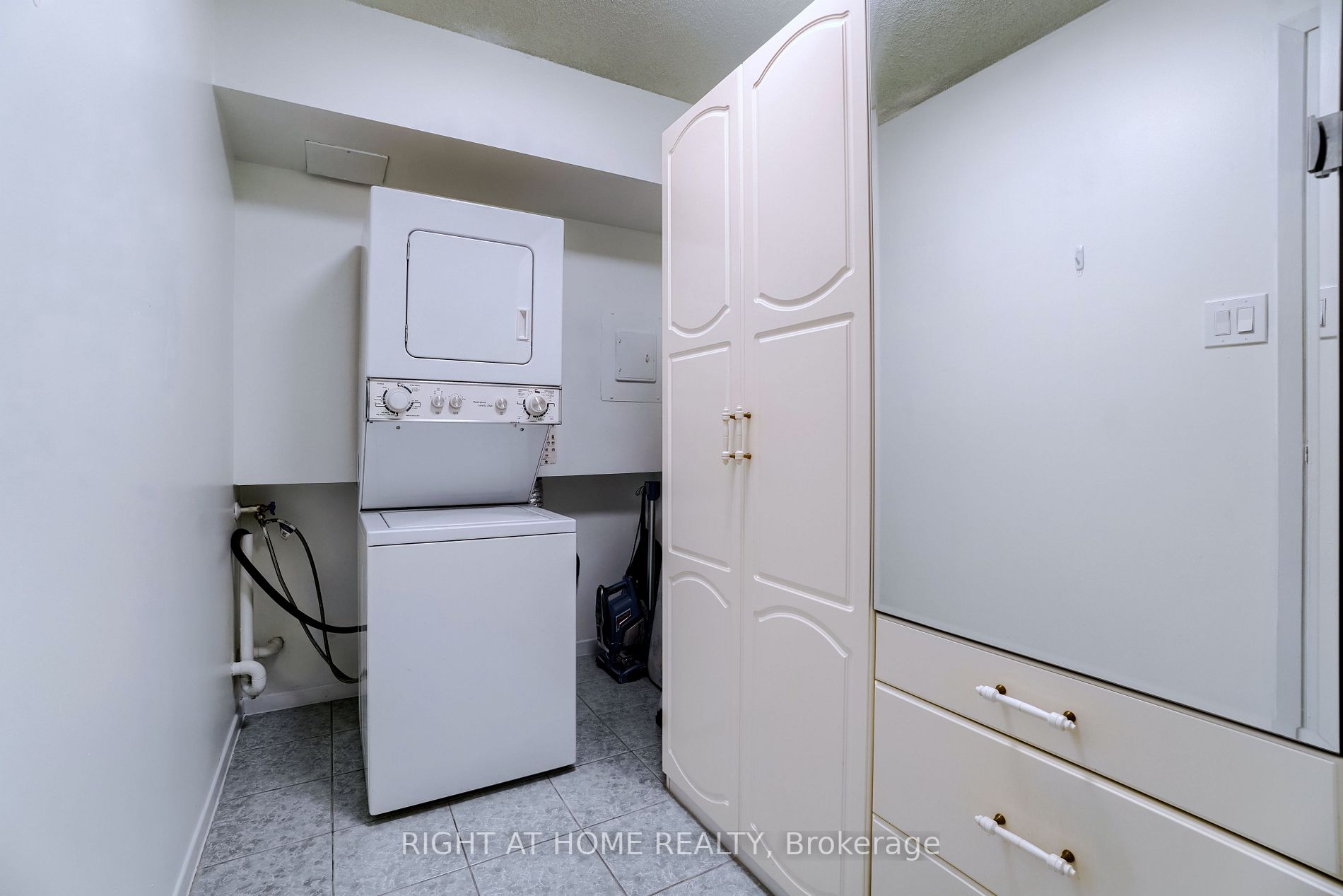 5280 Lakeshore Rd 207