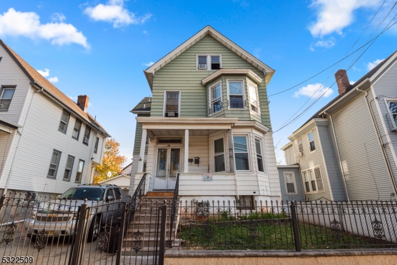 12 Delaware St, Elizabeth City, NJ 