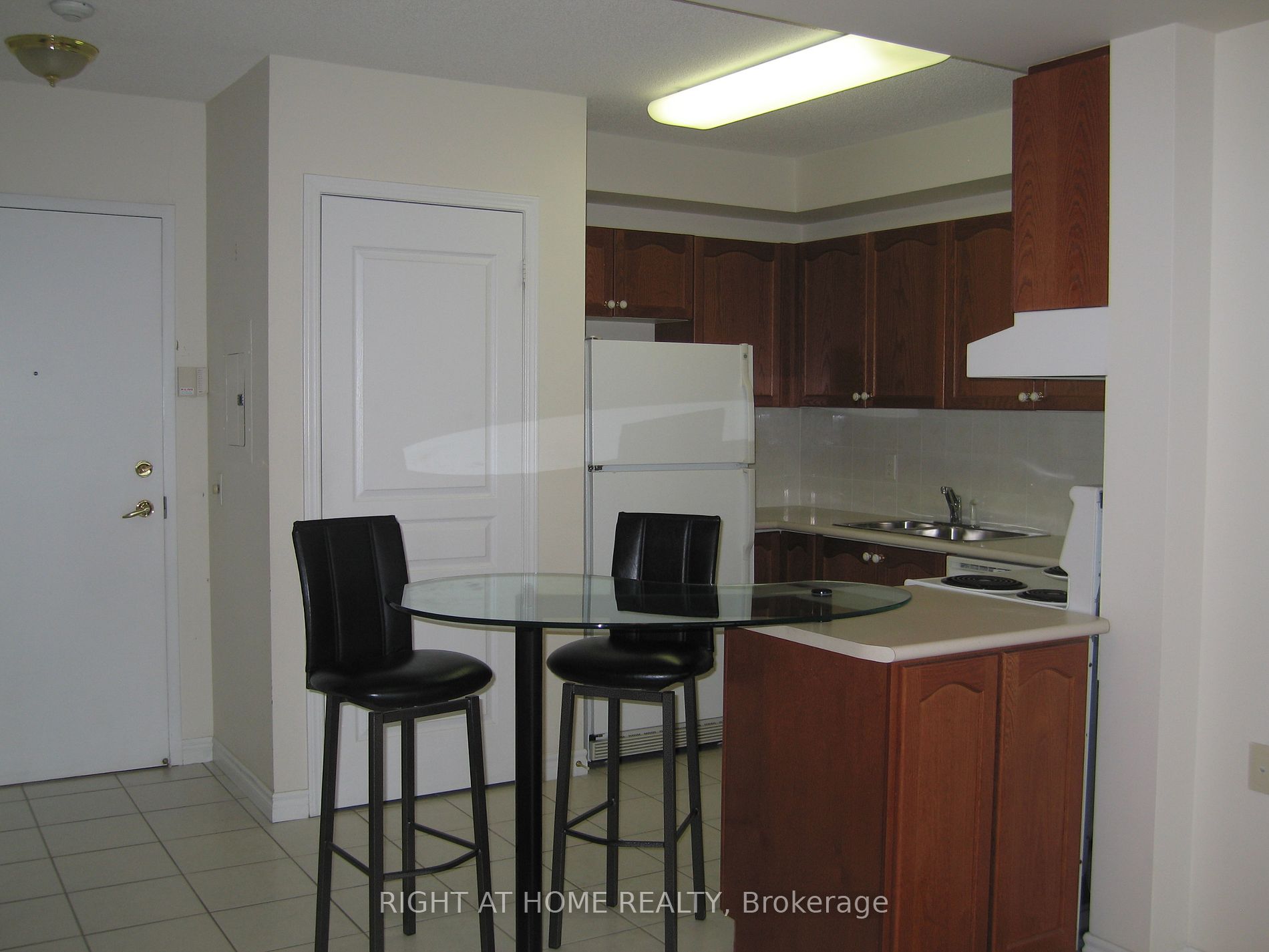 200 E Burnhamthorpe Rd 1506