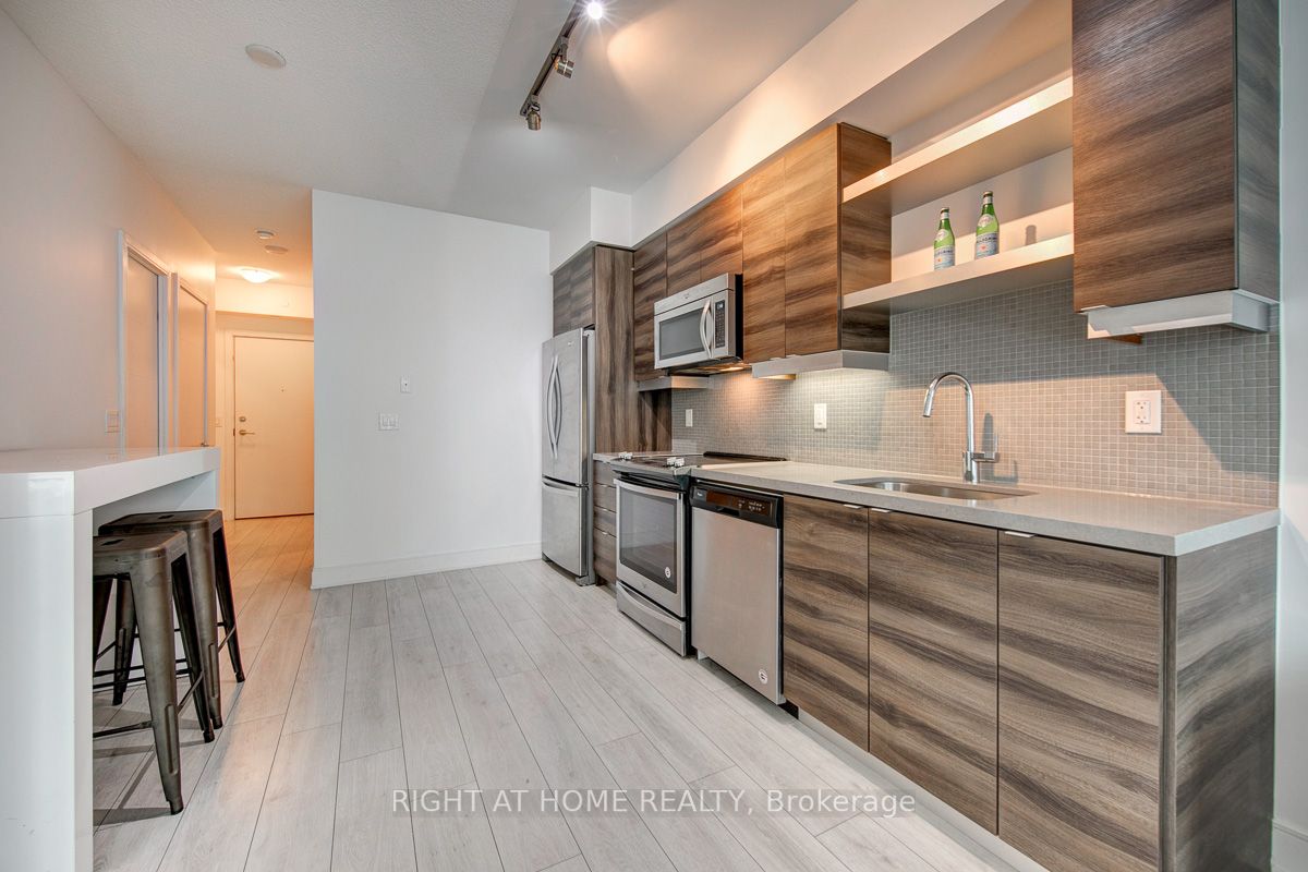 525 W Adelaide St 932