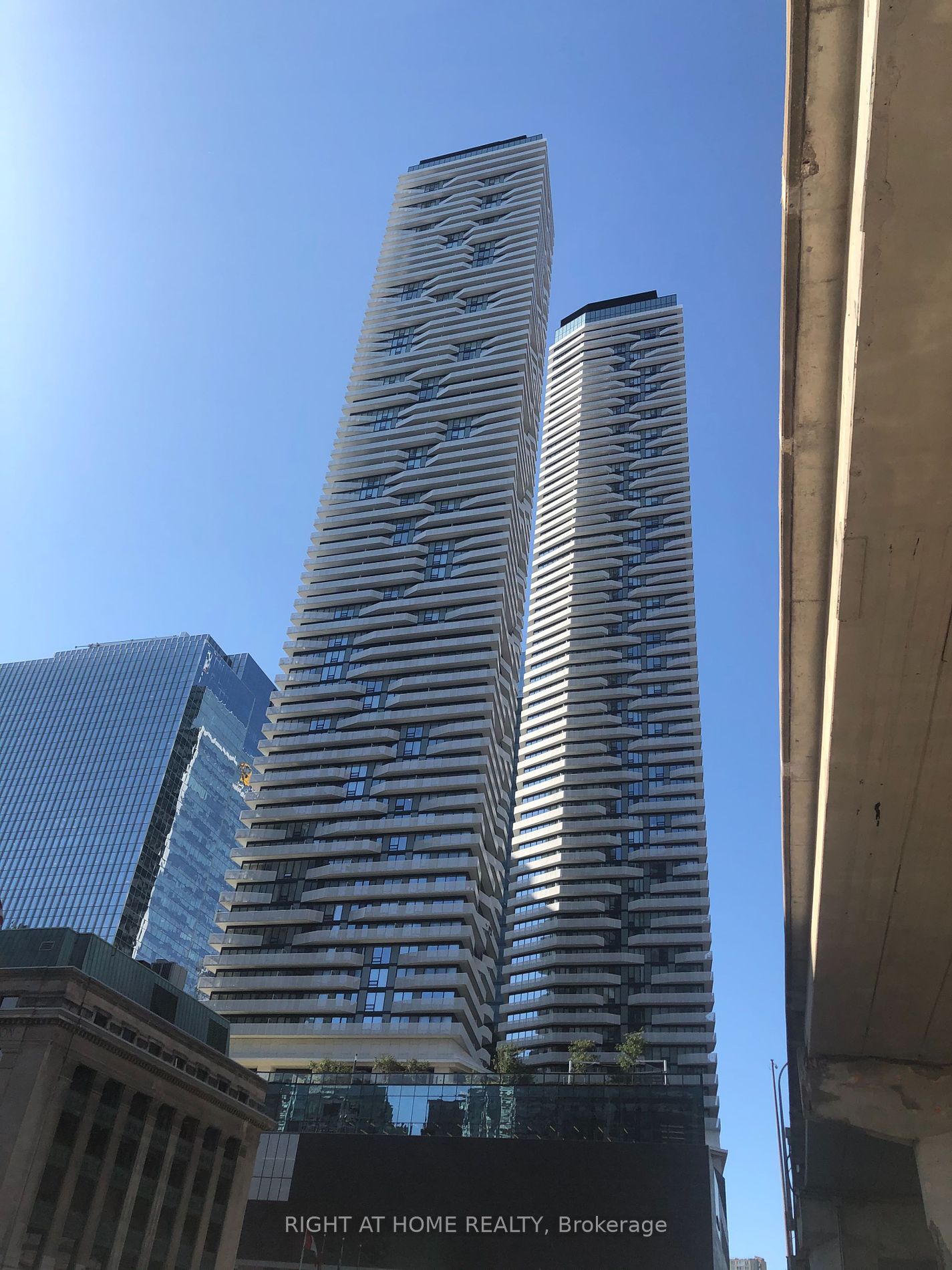 100 Harbour St 6704