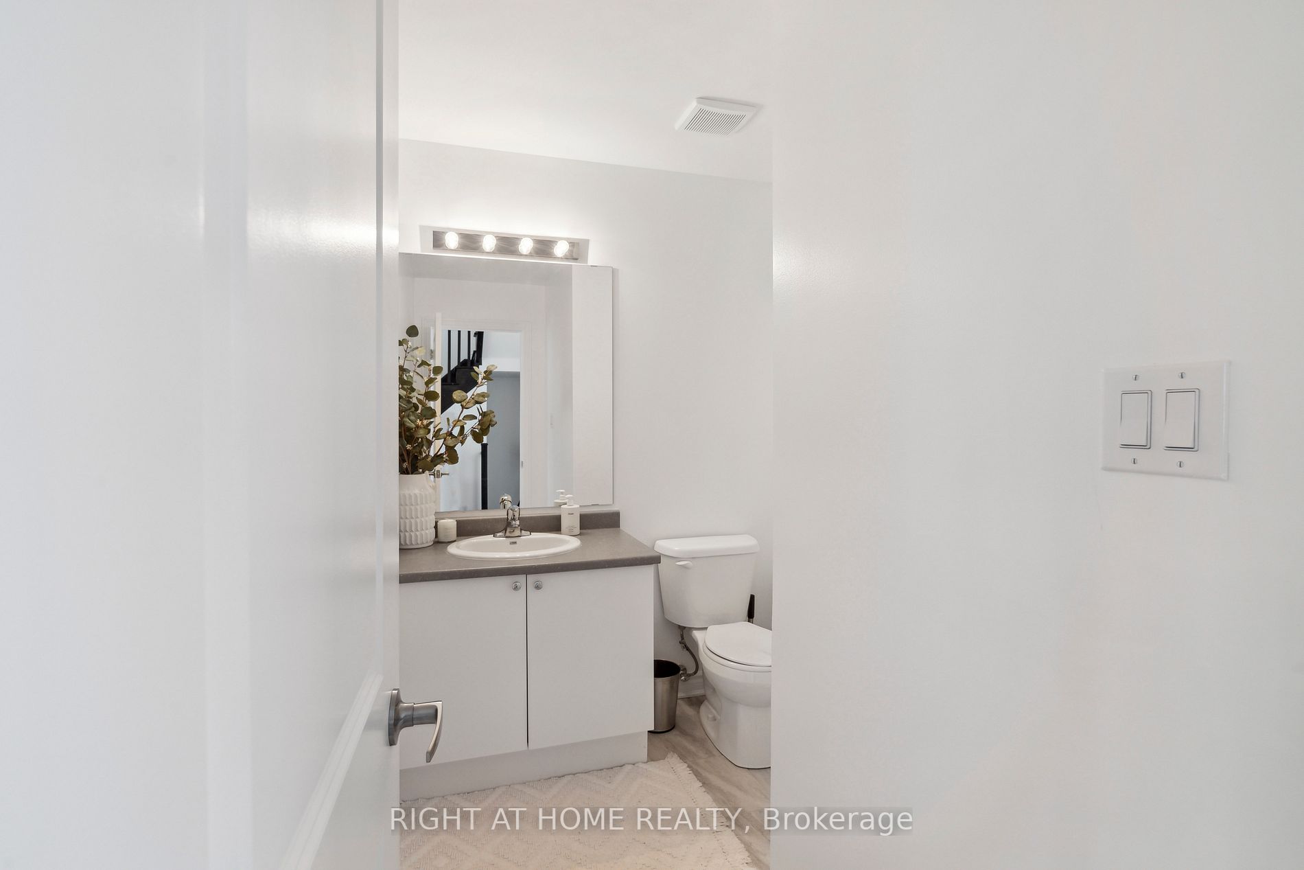 2495 Littlefield Cres