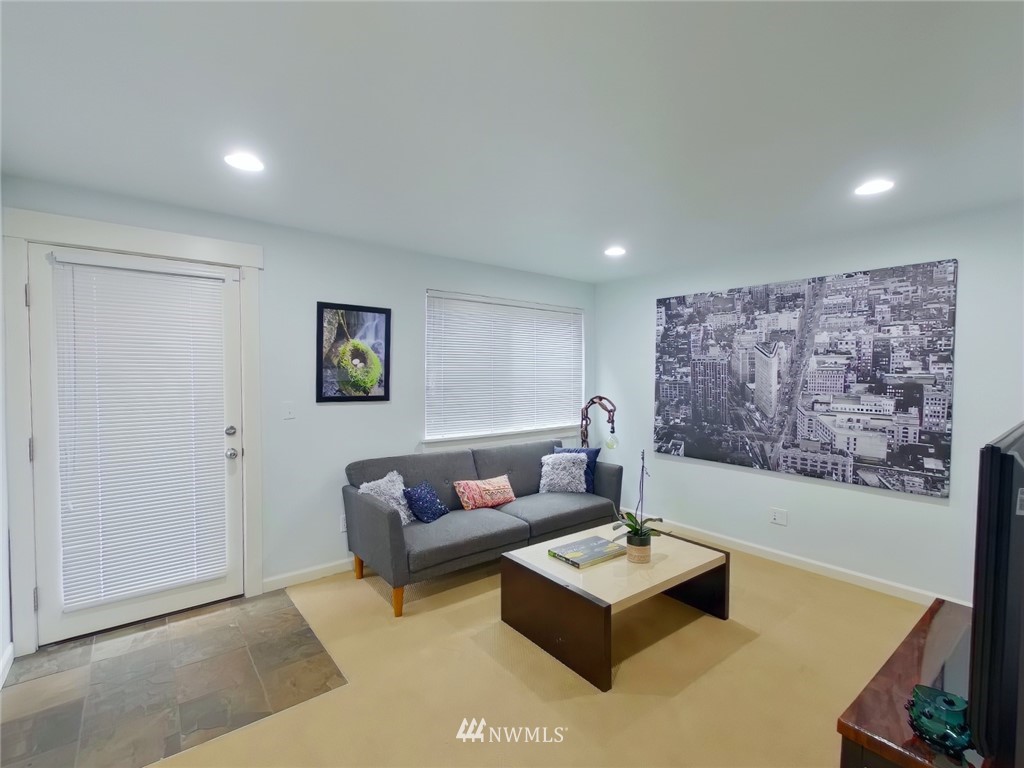 1209 Aurora Avenue N