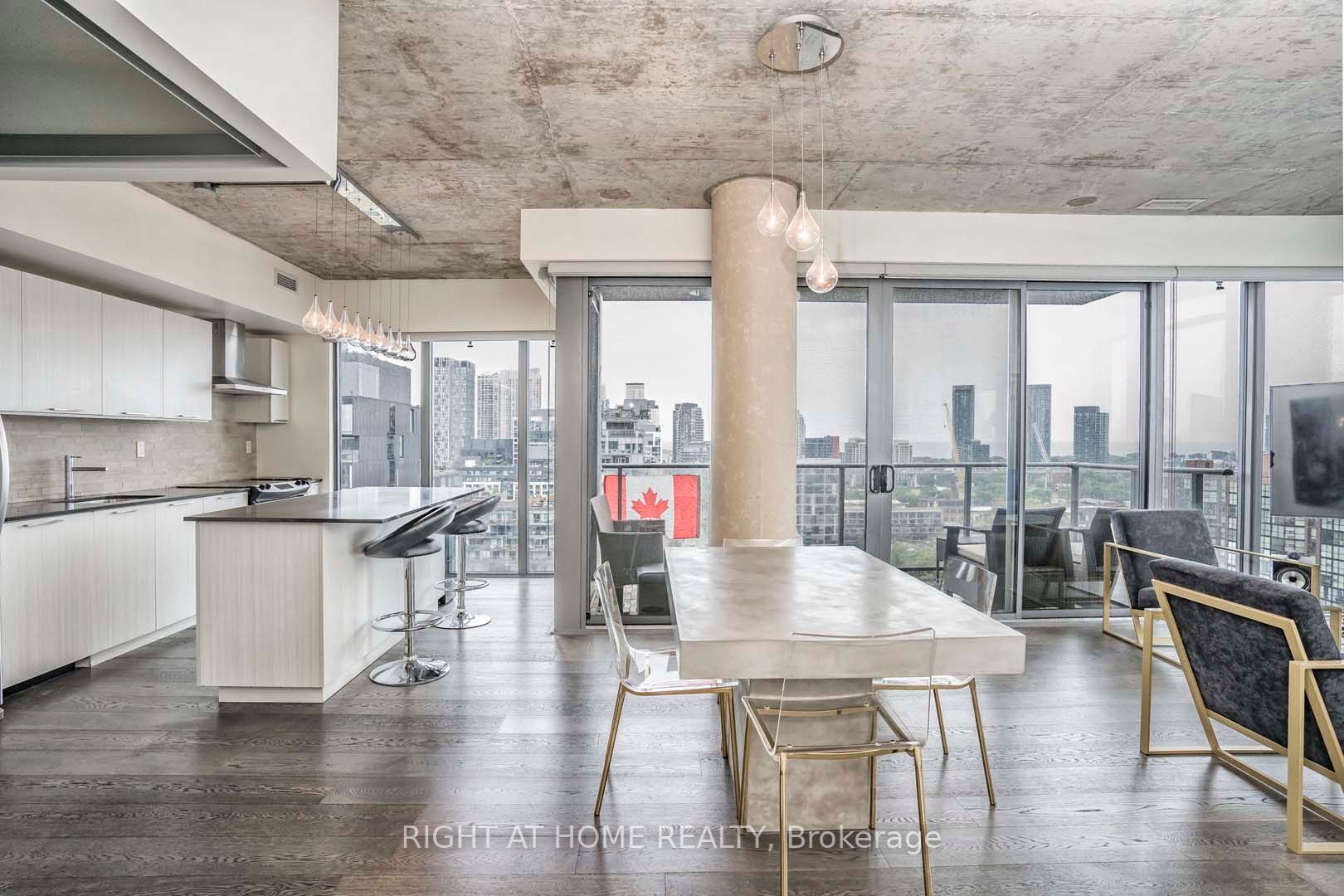 95 Bathurst St 1405