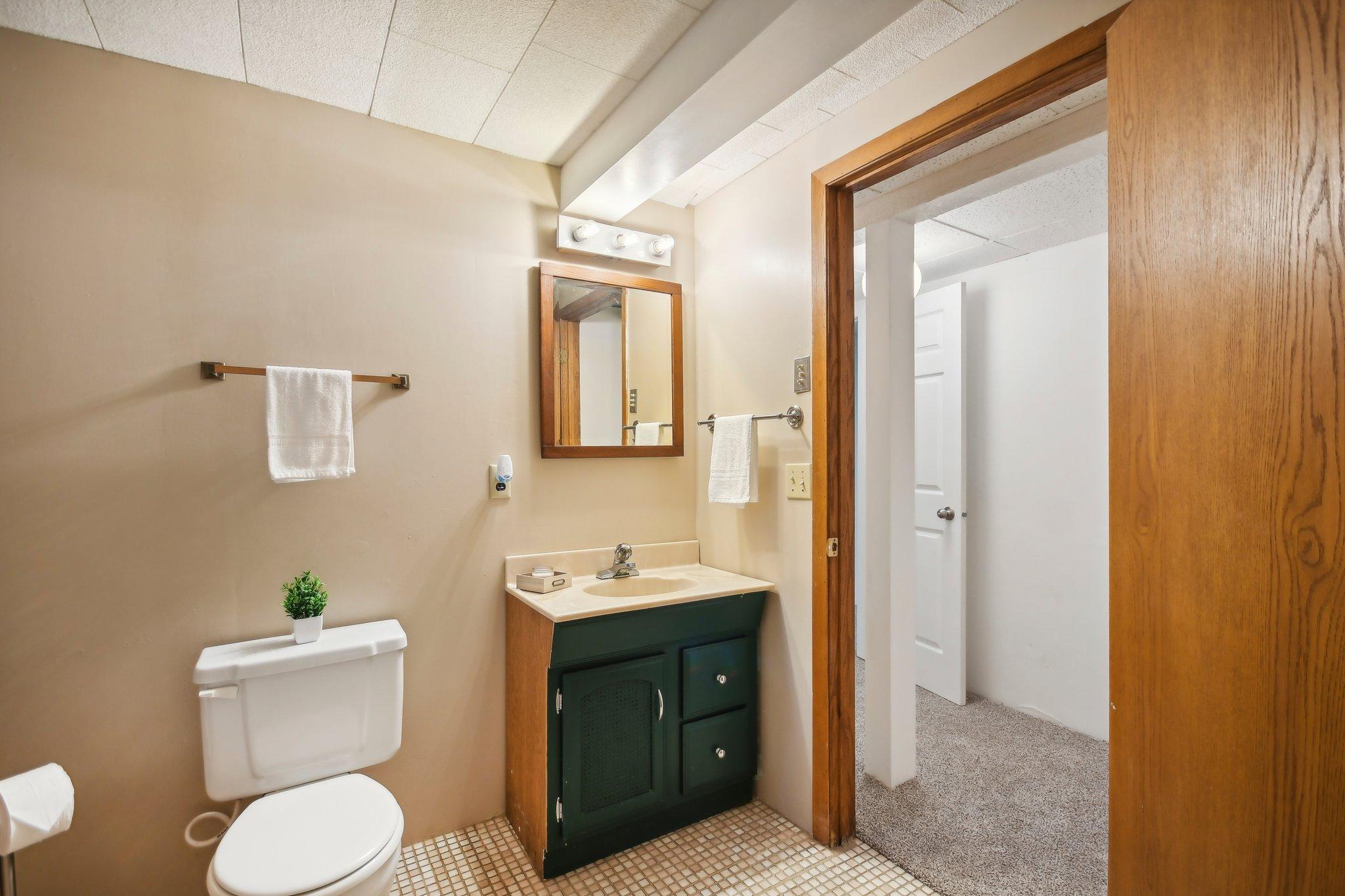 5445 Lakeview Avenue