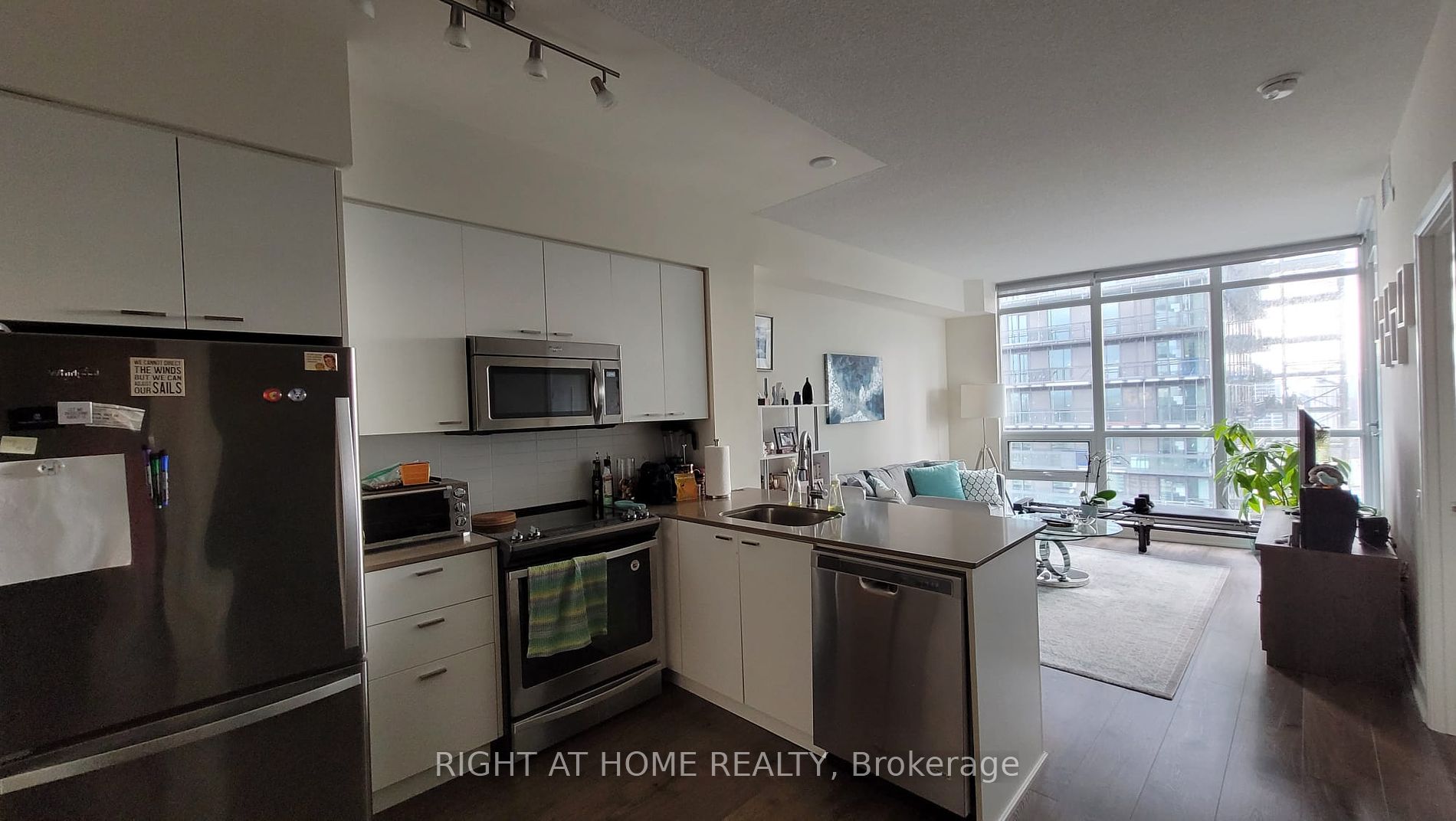 30 Roehampton Ave 2211
