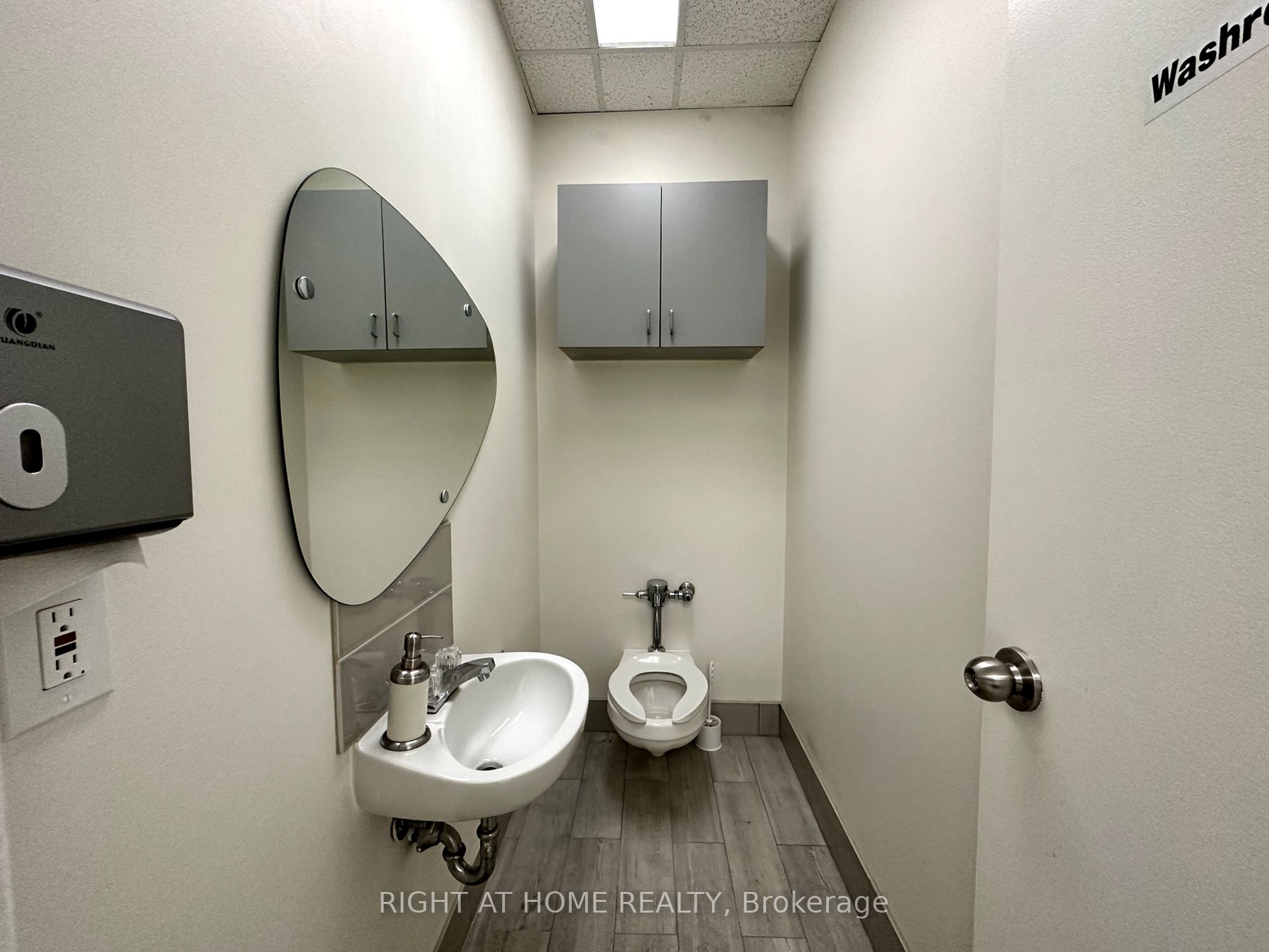 7131 Bathurst St 102-R2
