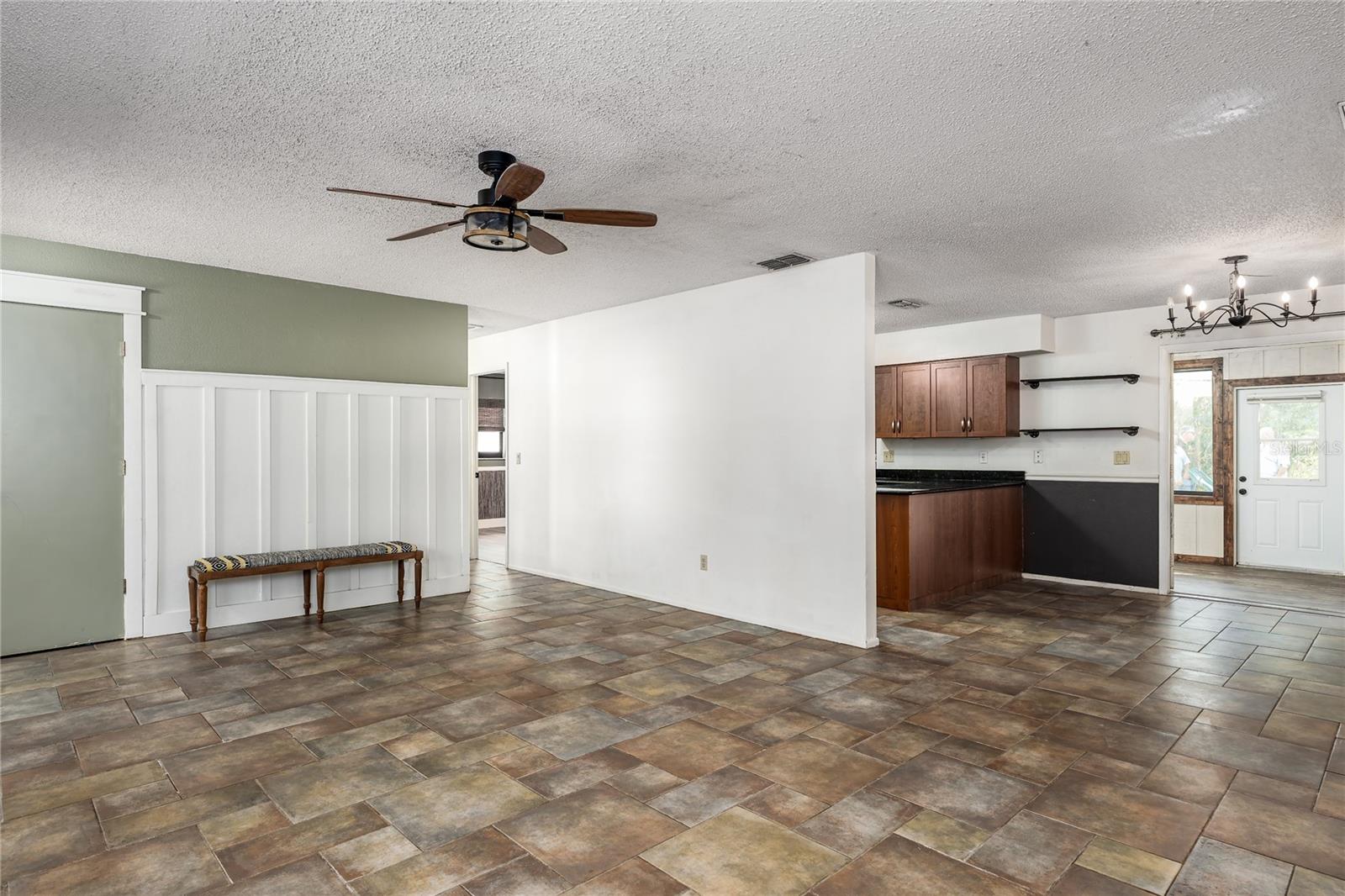 5012 Woodlawn Circle W