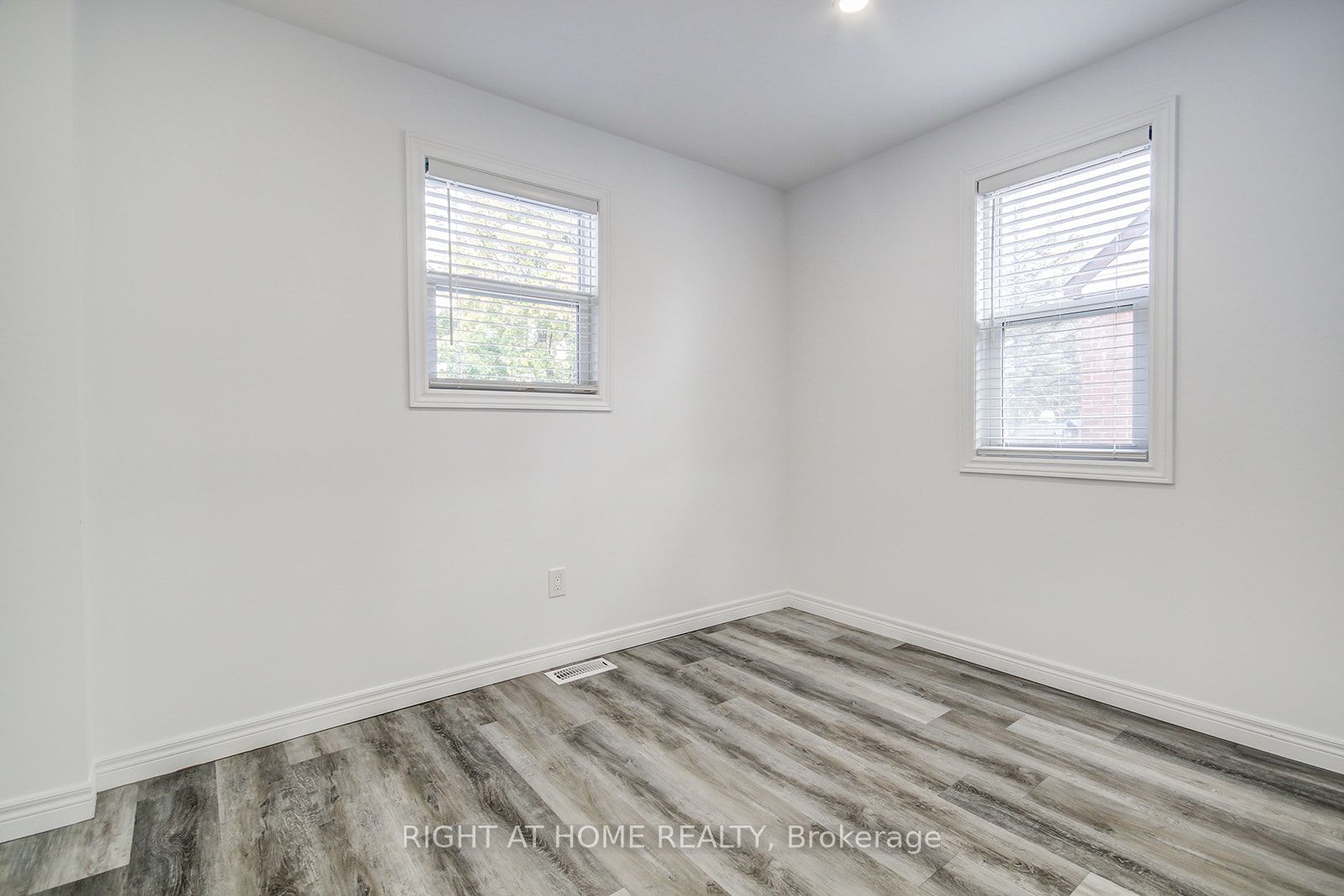 631 E Queensdale Ave Upper
