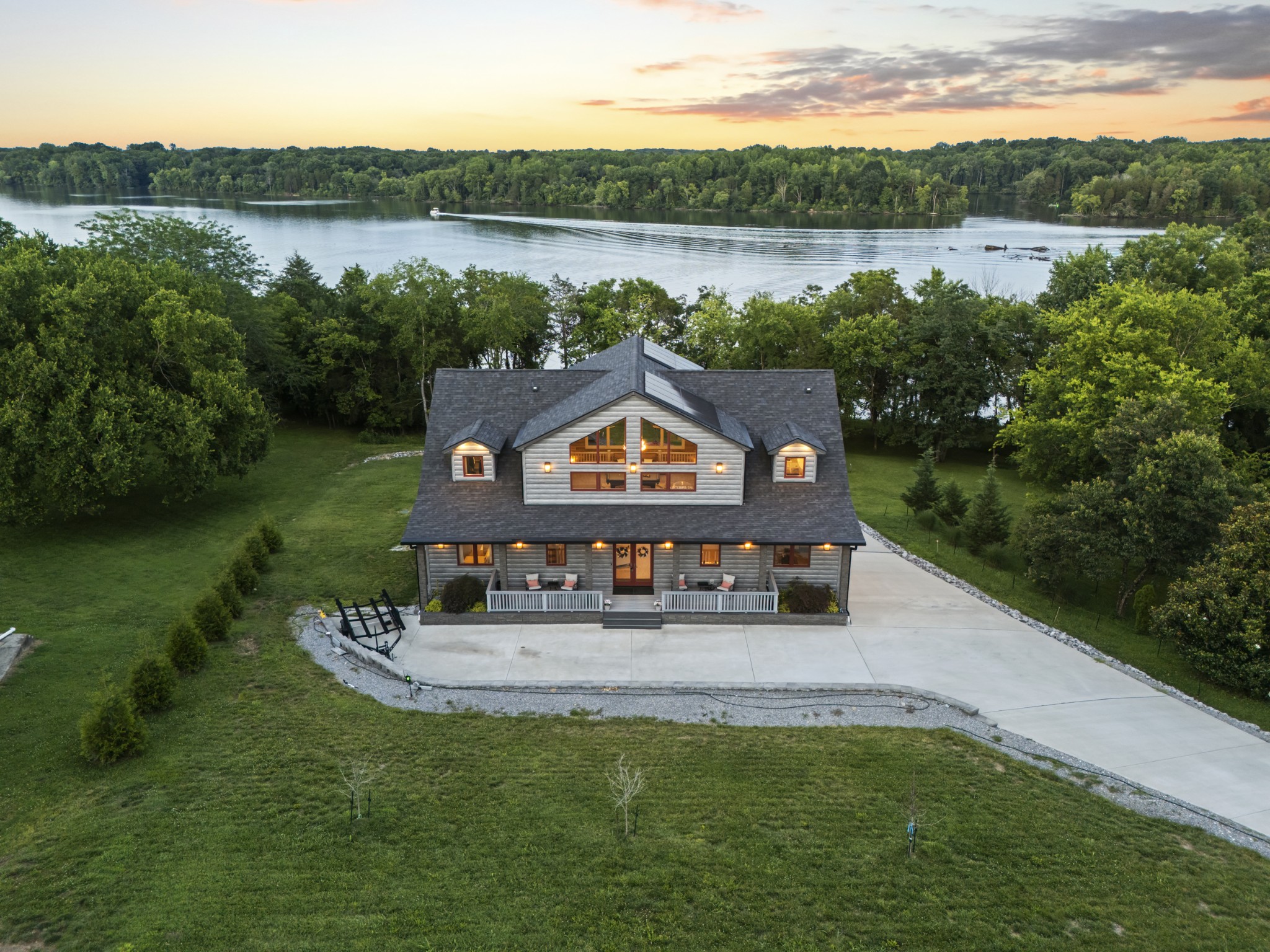 883 Newton Ln