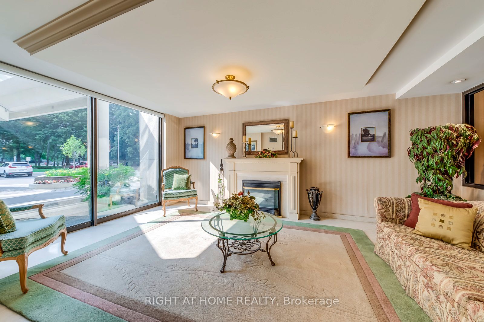 3700 Kaneff Cres 1412