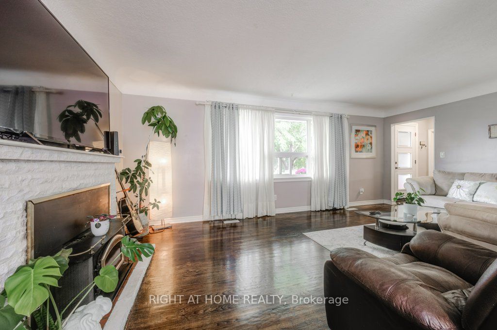 42 Collegiate Ave