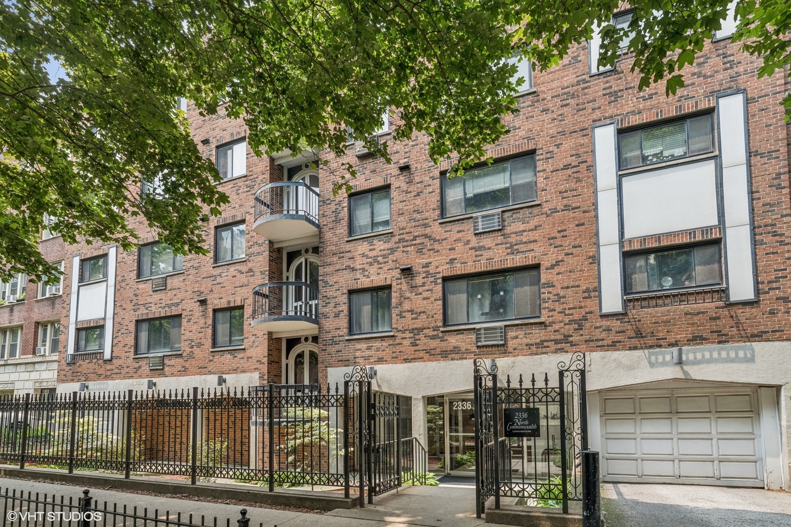 Beautifully maintained 1 Bed / 1 Bath condo in prime East Lincoln Park location. Features include a renovated bathroom, king-sized primary bedroom, hardwood floors, and a well-equipped kitchen with dishwasher. Spacious foyer with great closet space. Free laundry in the building, plus dedicated storage cage. Located on a quiet, tree-lined street just steps from the lake, park, restaurants, and transit.