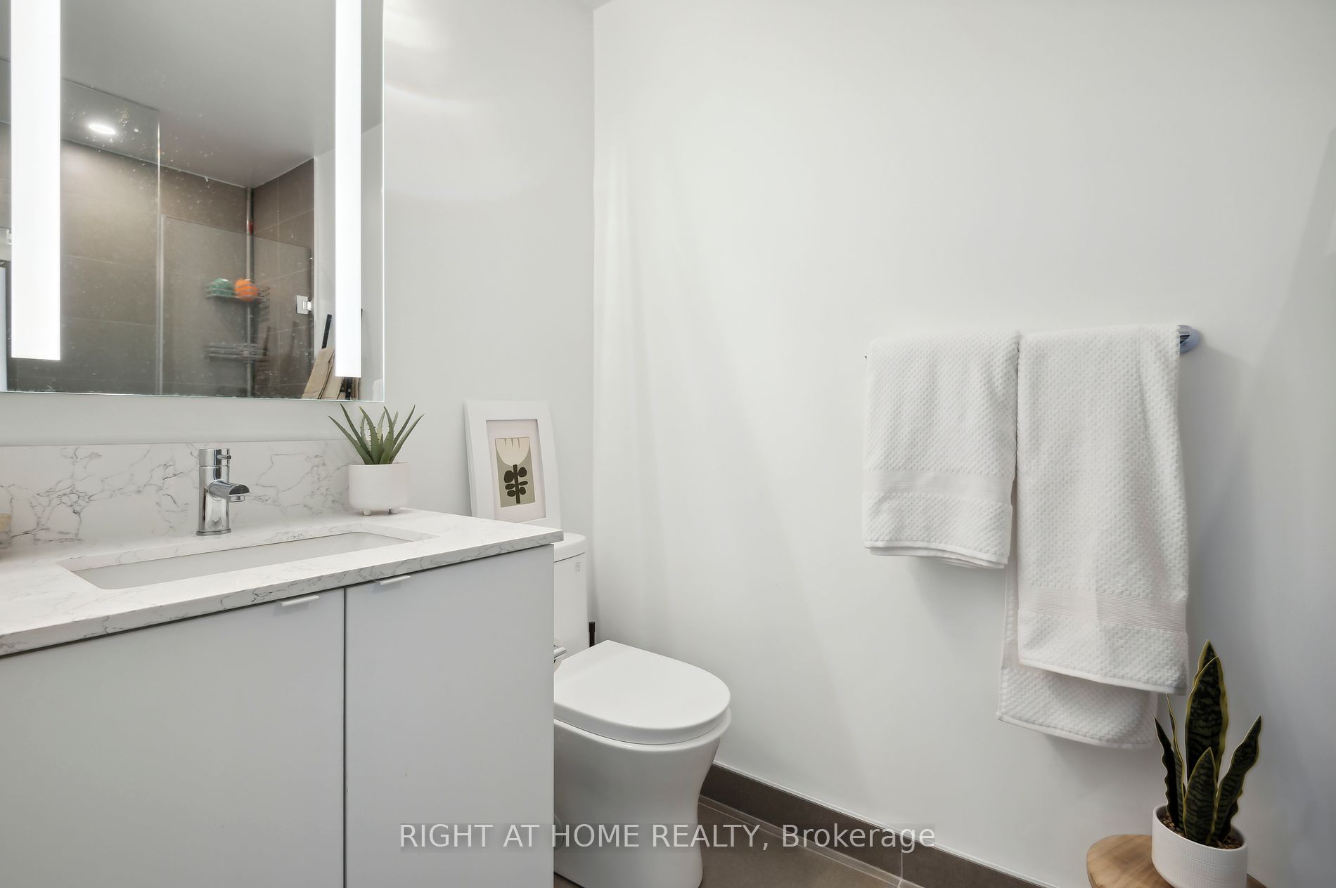 270 Dufferin St LPH17