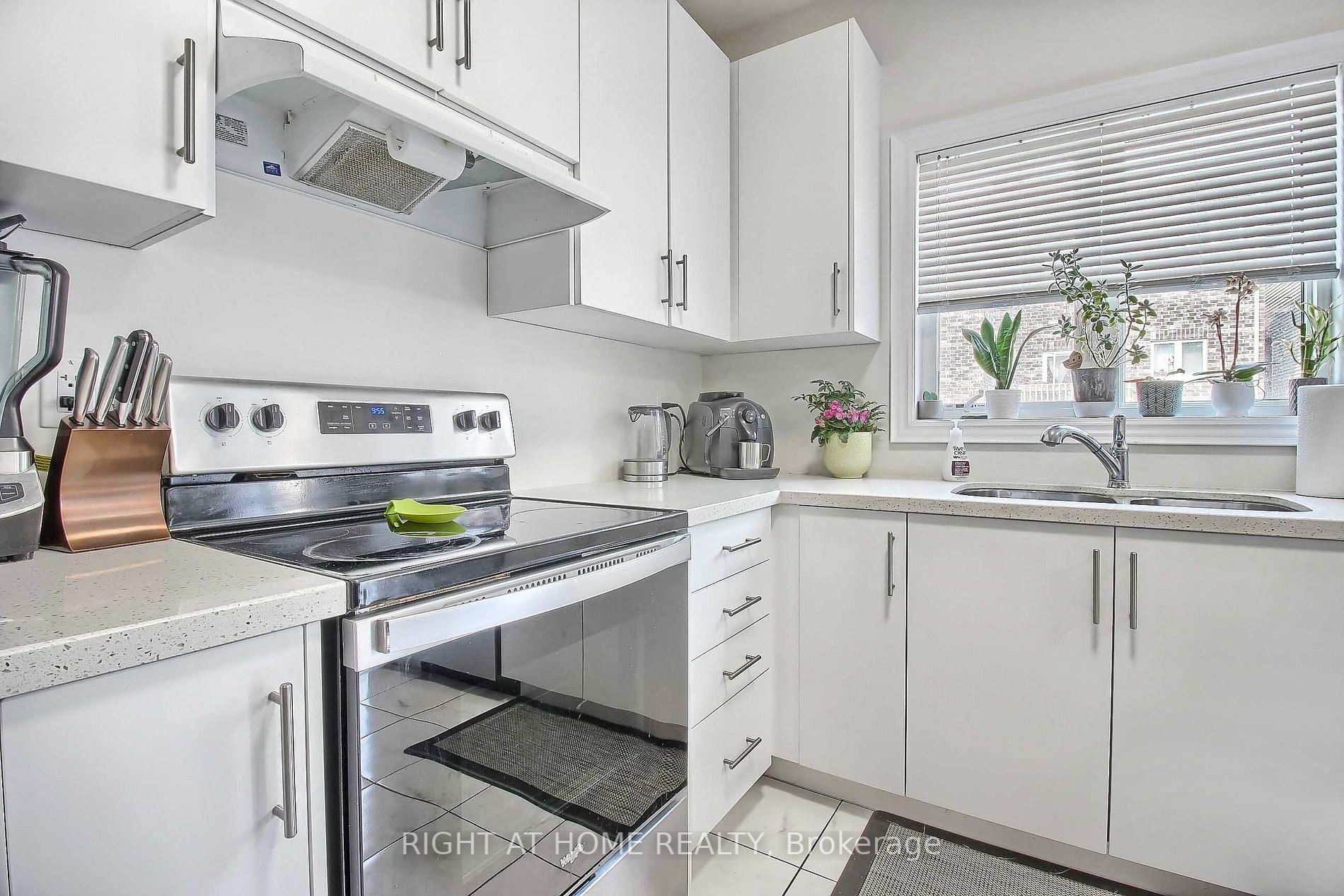 1143 Peelar Cres