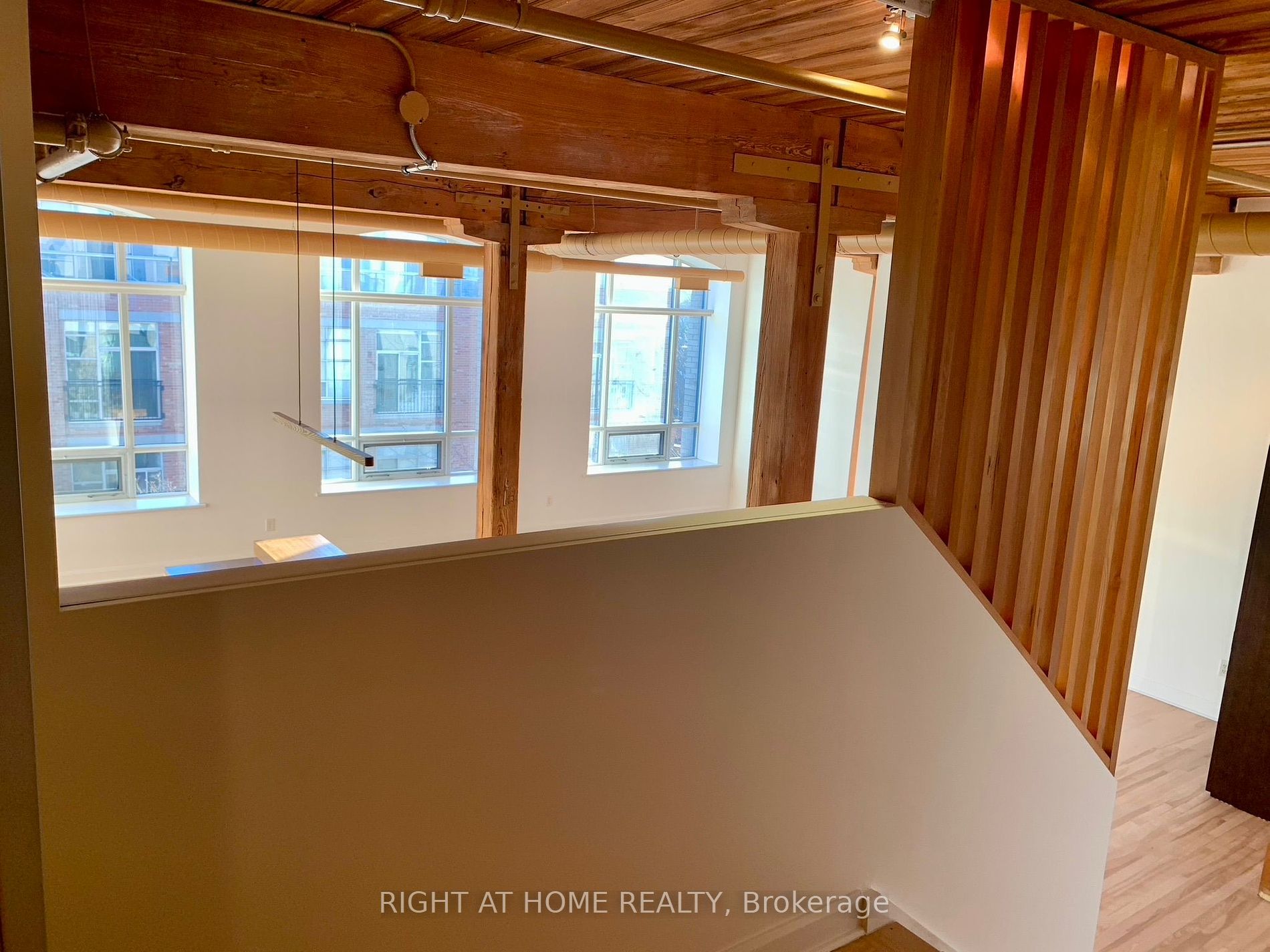 993 W Queen St 413