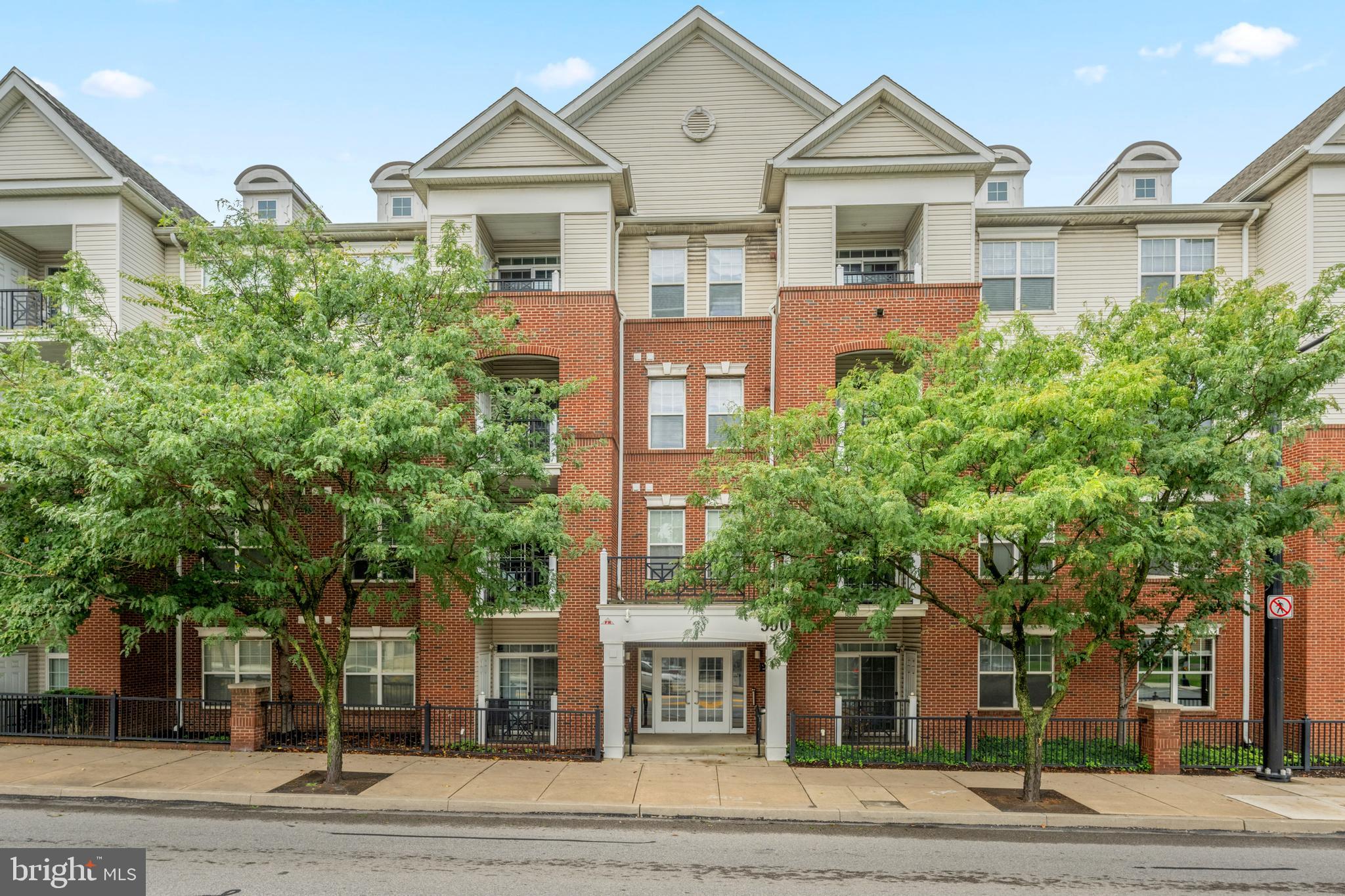 350 W Elm Street 3122