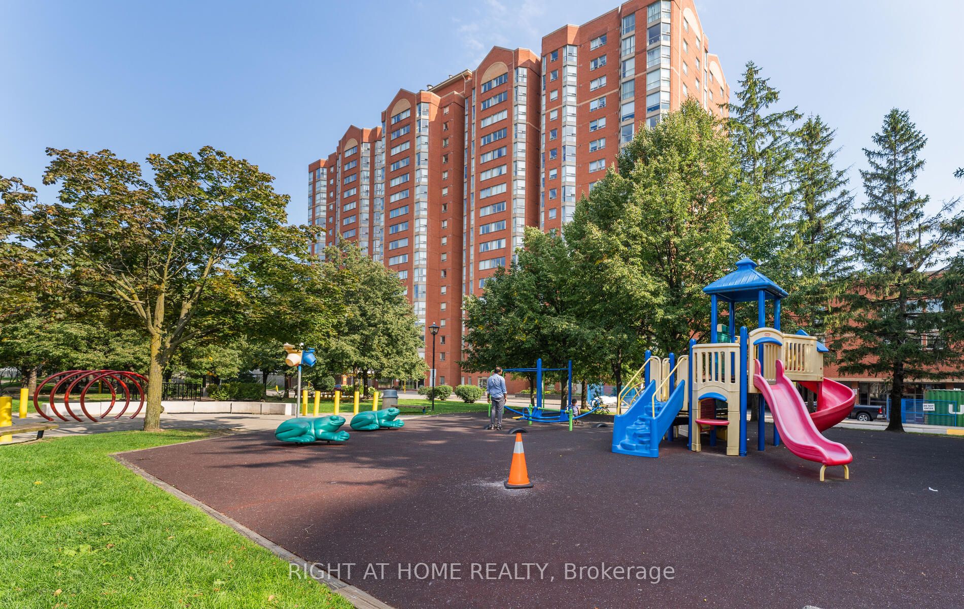 2472 E Eglinton Ave Th 19