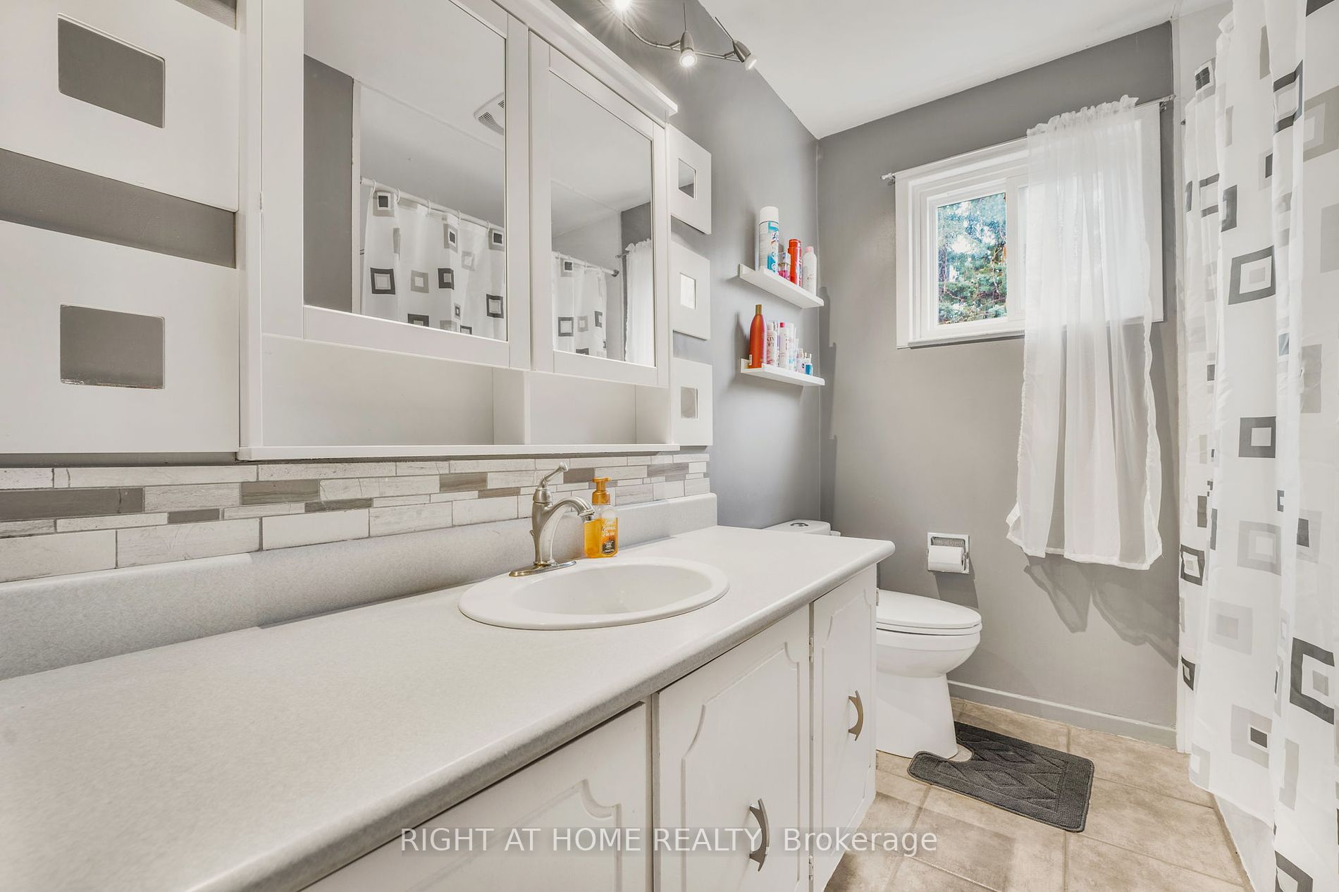 24 Jeanette Pl