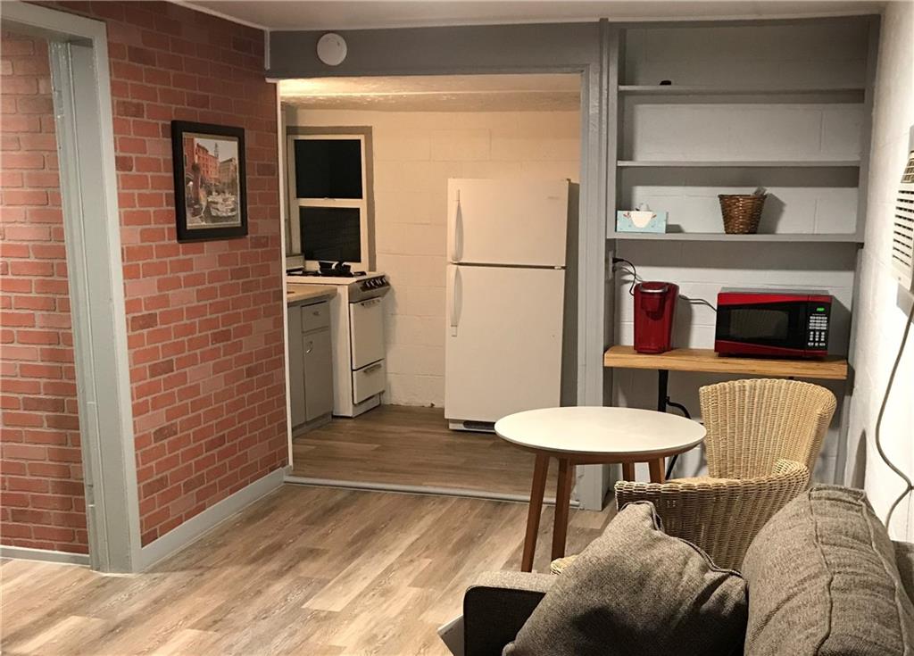 Live in downtown Edmond in this 1 bed, 1 bath downstairs flat. Close to everything downtown Edmond including UCO, The Patriarch, Evoke, Ellis Island, and post office. Owner is a licensed real estate agent with Realty1, LLC.