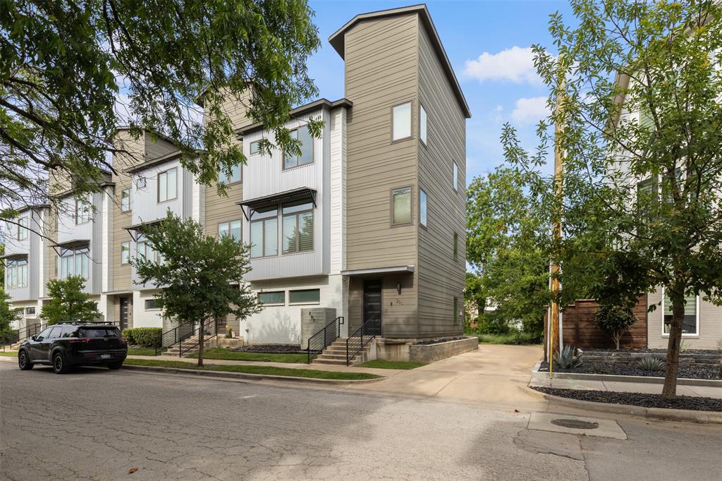Modern, urban living at its best in the heart of the W 7th Street entertainment and restaurant district. Walkability is the key to getting around Linwood location. Close to downtown, and easy maintenance. Three story townhome with three bedrooms, three and a half baths, and open living dining kitchen on second level. Laundry up with bedrooms, and attached two car garage. Huge amount of kitchen space and large living area. Bedrooms have walk in closets. A large rooftop deck provides outdoor living opportunities. There are designer touches throughout the home- from stainless steel appliances, to clean-lined solid surface countertops. Must see!