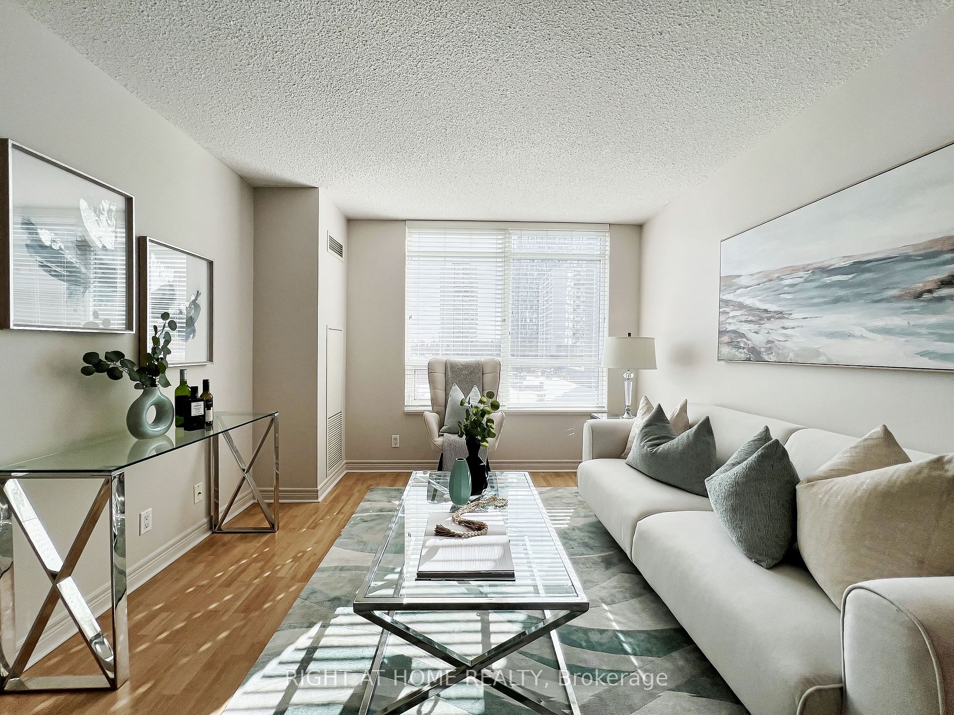 212 E Eglinton Ave 502