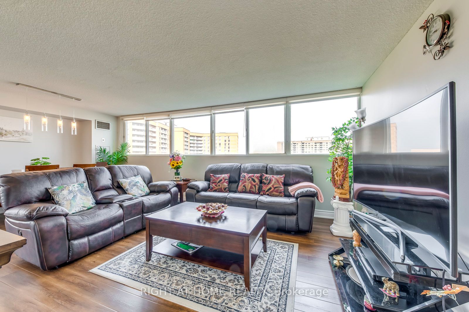 3700 Kaneff Cres 1412