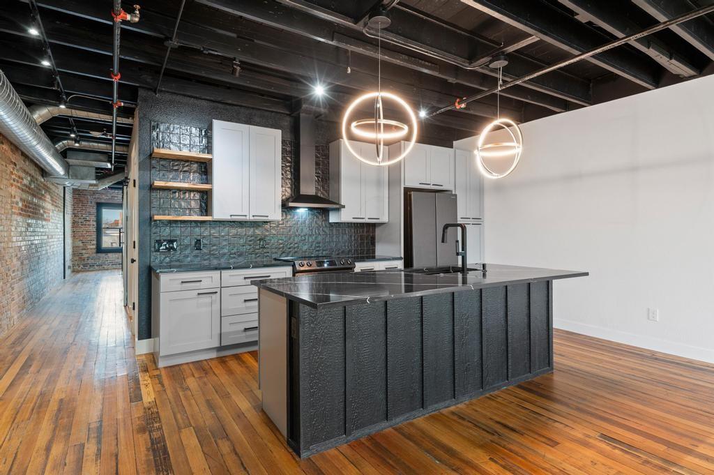330 W Lamar Street 202