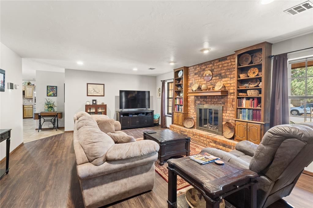 1421 E Quail