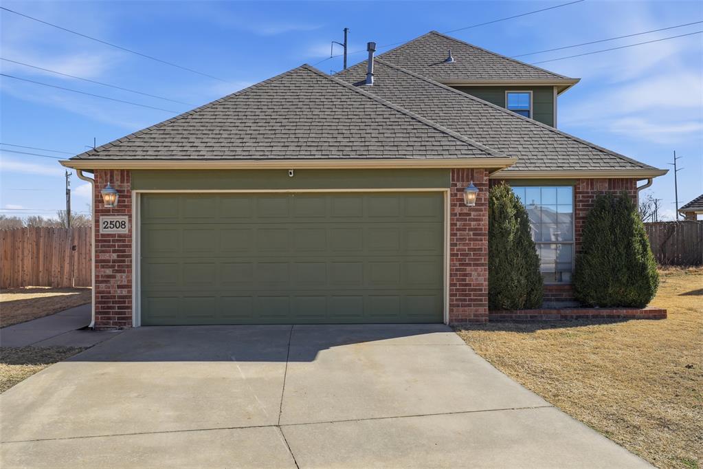 Adorable, move-in-ready home featuring 3 bedrooms and 2.5 baths with a beautiful golf course view. Enjoy cooking in the chef-inspired kitchen complete with gas appliances. Conveniently located near popular restaurants and shopping, this home offers both comfort and convenience. Don’t miss the opportunity to make it yours today!