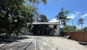 Lot sale. Structure burnt. Sold AS-IS. Large lot with utlities.
s