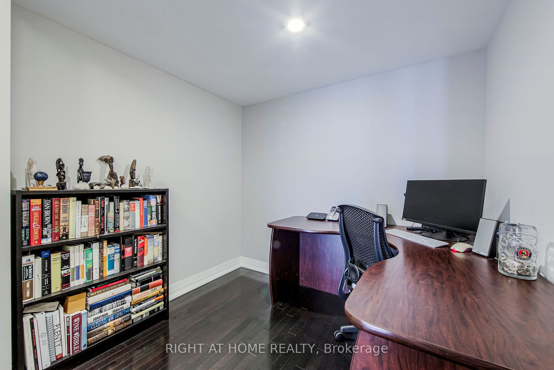 25 Carlton St 406