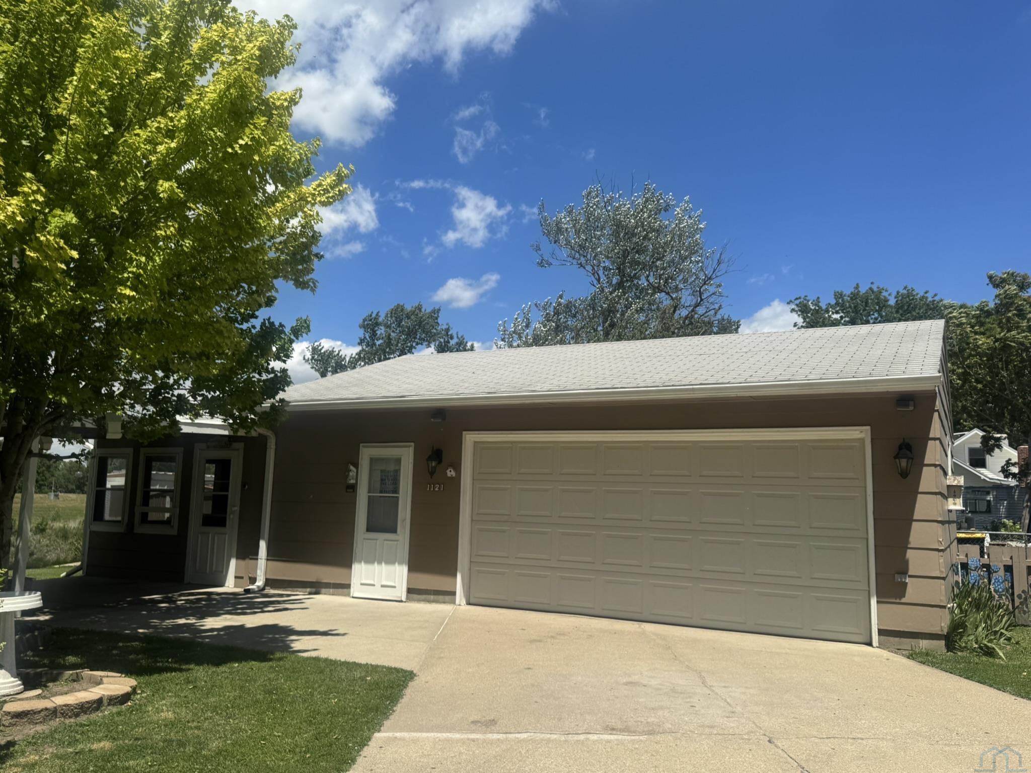 1121 River Drive