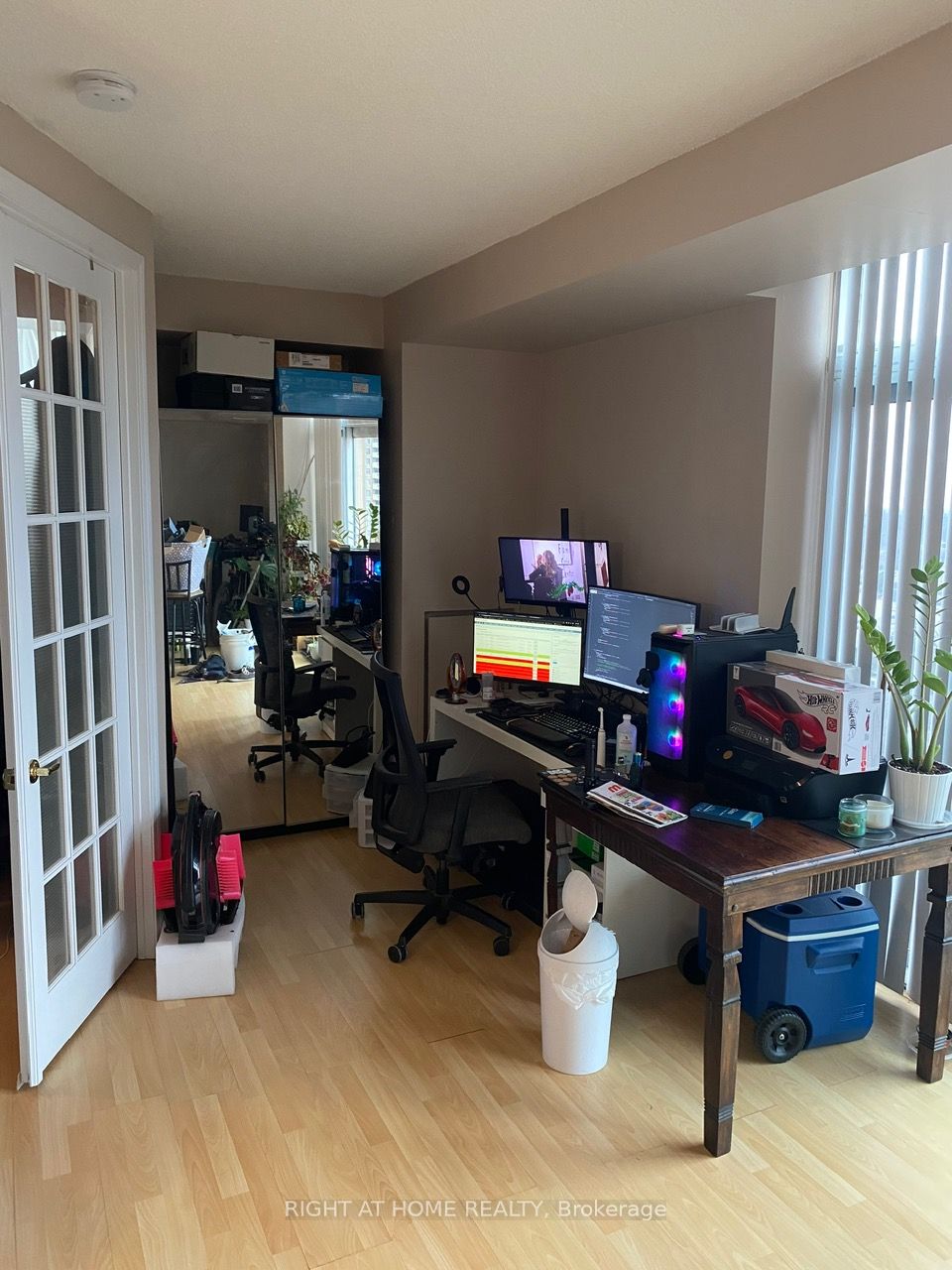 200 E Burnhamthorpe Rd 1504